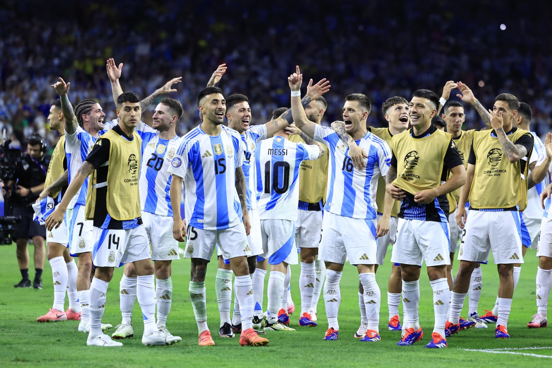 La selección argentina celebra su clasificación a semifinales de la Copa América 2024. Foto: AFP