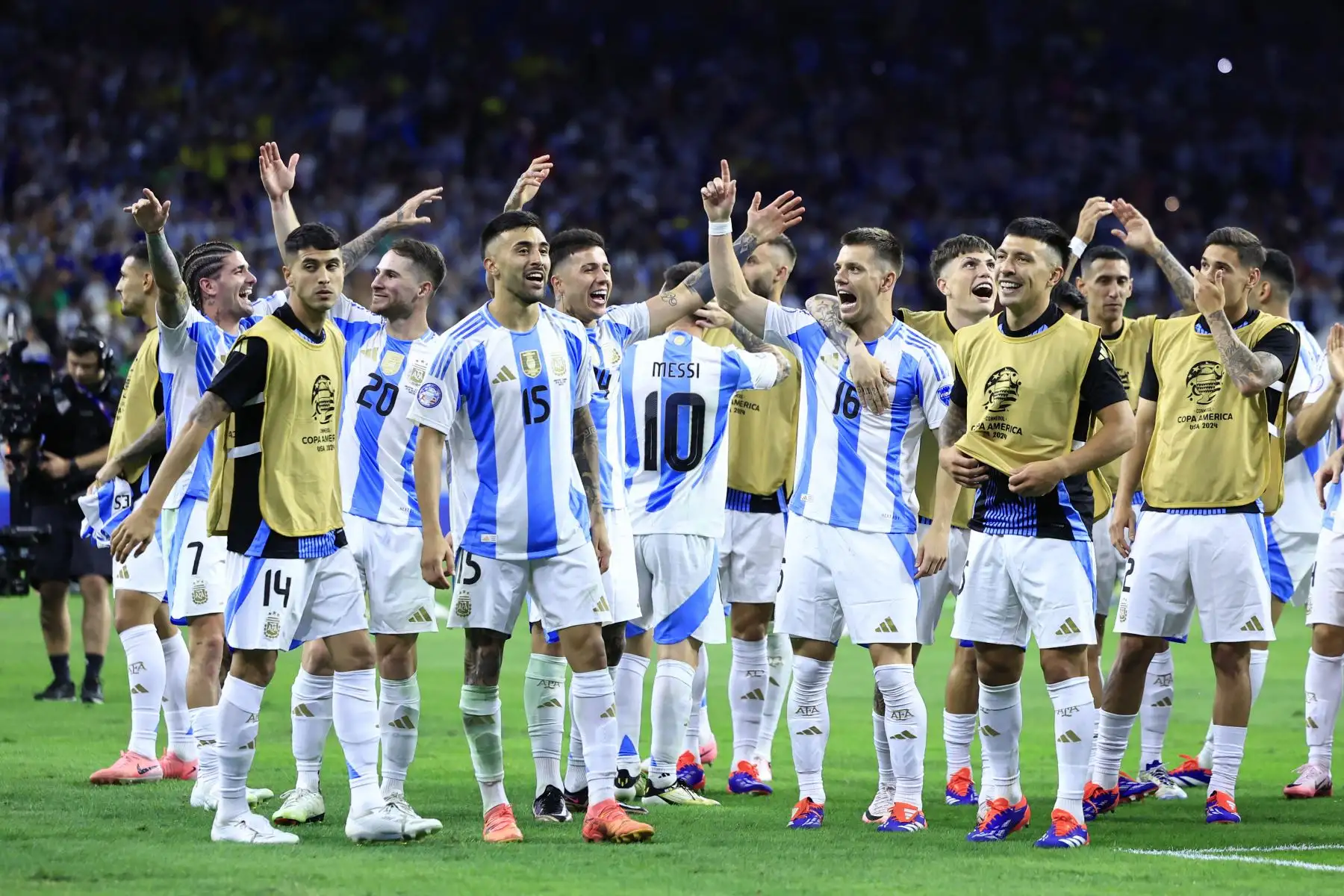 Nicolás González, Giovani Lo Celso, Lisandro Martínez de Argentina celebran después de ganar en la tanda de penales durante el partido de cuartos de final de la CONMEBOL Copa América 2024 entre Argentina y Ecuador. Foto: AFP