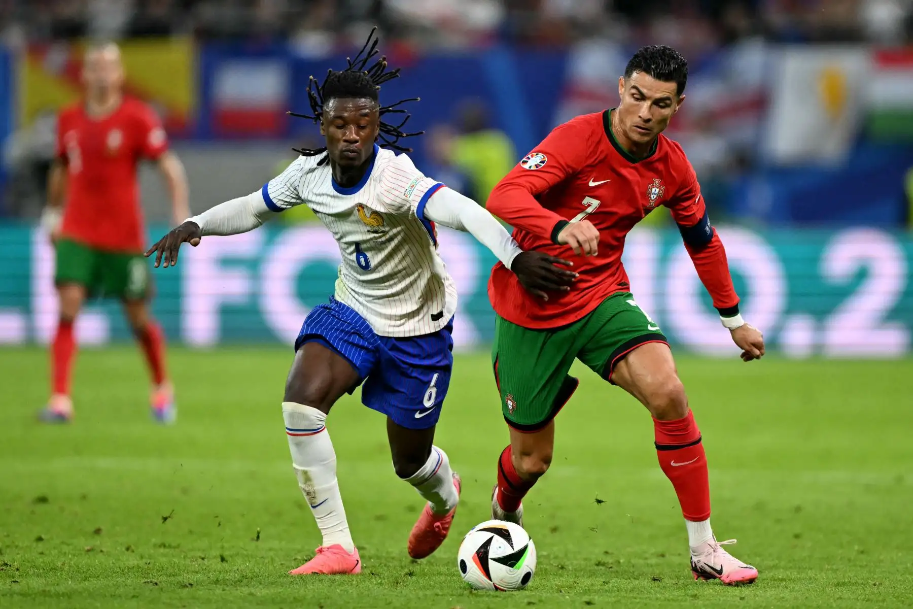 El centrocampista francés Eduardo Camavinga y el delantero portugués  Cristiano luchan por el balón durante el partido de fútbol de cuartos de final de la UEFA Euro 2024 entre Portugal y Francia. Foto: AFP