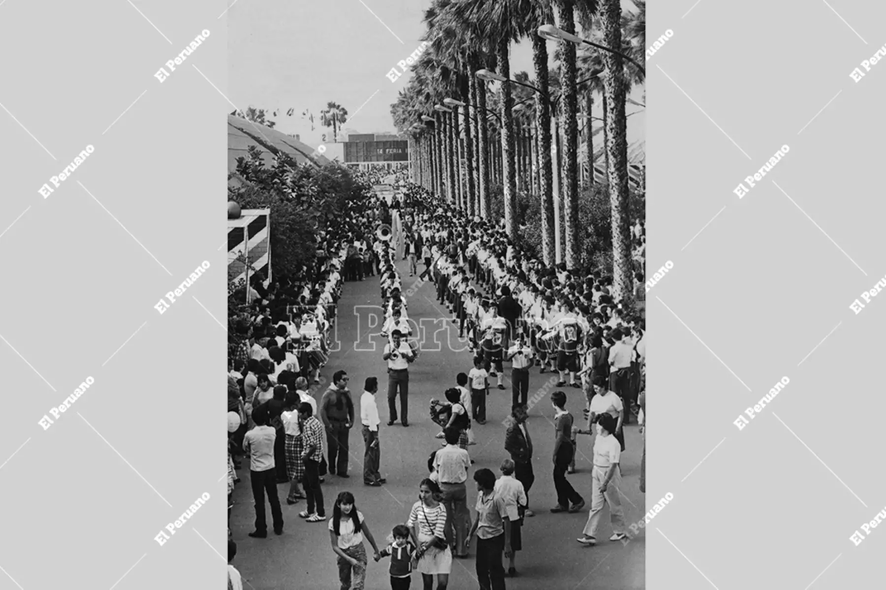 Lima - 31 julio 1983 / La Feria del Hogar en su máximo apogeo. Miles de personas se dan cita para la diversión, los conciertos y las novedades para el hogar. Foto: Archivo Histórico de El Peruano