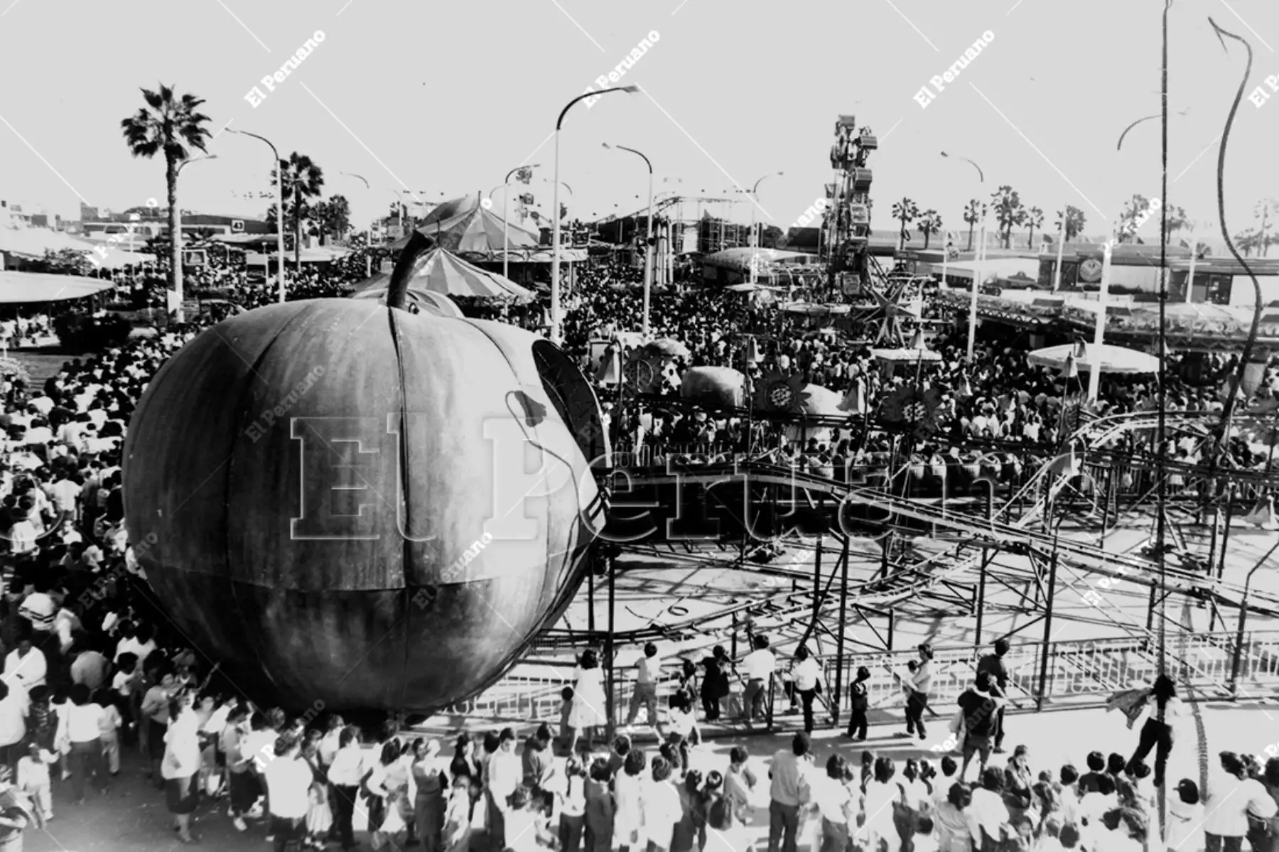 Lima - 10 agosto 1987 / Para niños y jóvenes, los juegos mecánicos son el corazón de la Feria del Hogar. Foto: Archivo Histórico de El Peruano