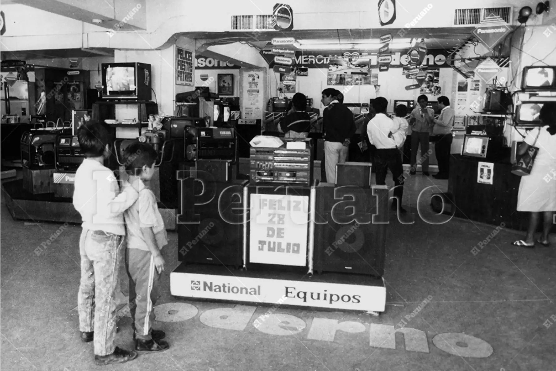 Lima - julio 1990  / Las empresas exhiben novedades en electrodomésticos en la  Feria del Hogar. Foto: Archivo Histórico de El Peruano