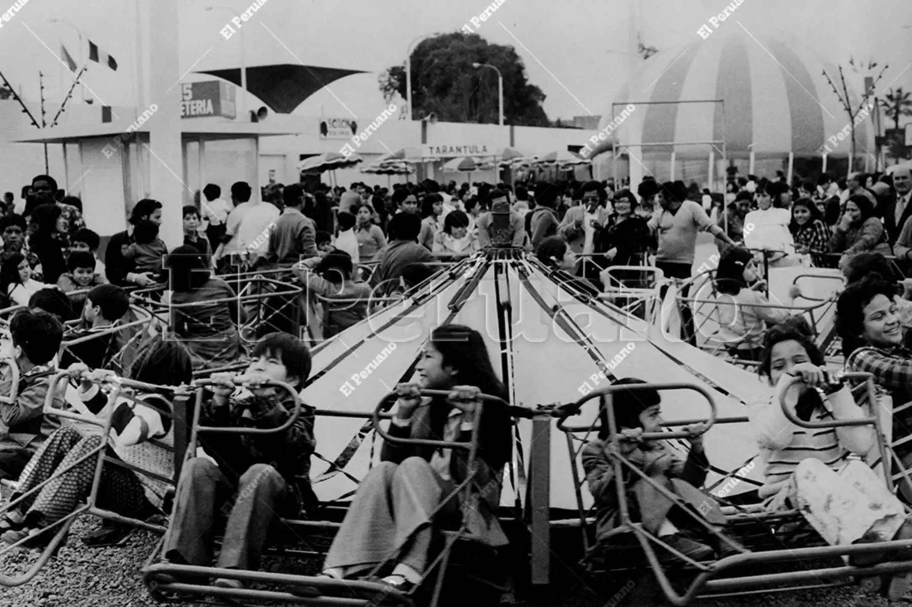 Lima - 28 julio 1970 / Para niños y jóvenes, los juegos mecánicos son el corazón de la Feria del Hogar. Foto: Archivo Histórico de El Peruano