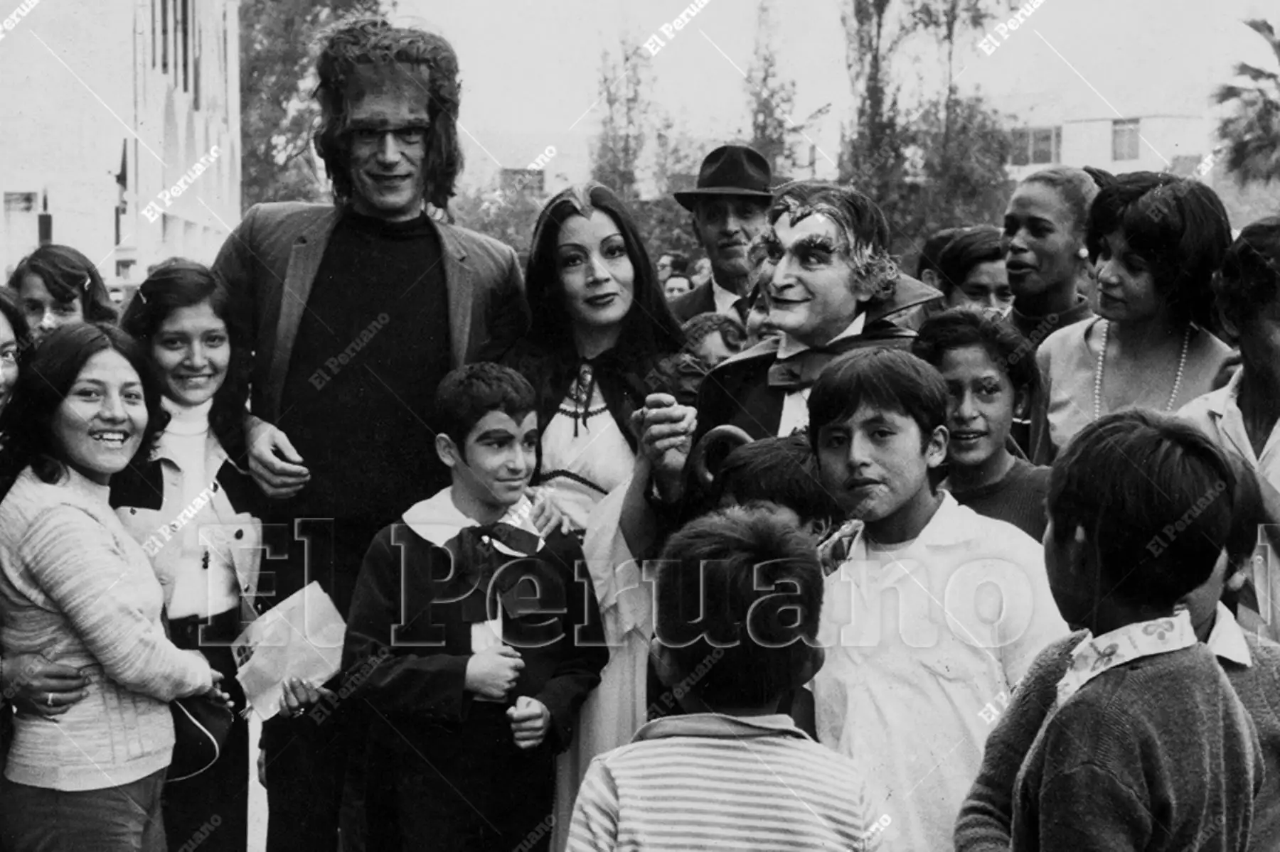 Lima - 26 julio 1976 / Los dobles de la Familia Munsters: Herman, Lily, el abuelo y Eddie, en la Feria del Hogar,  plaza de diversión en Fiestas Patrias. Foto: Archivo Histórico de El Peruano