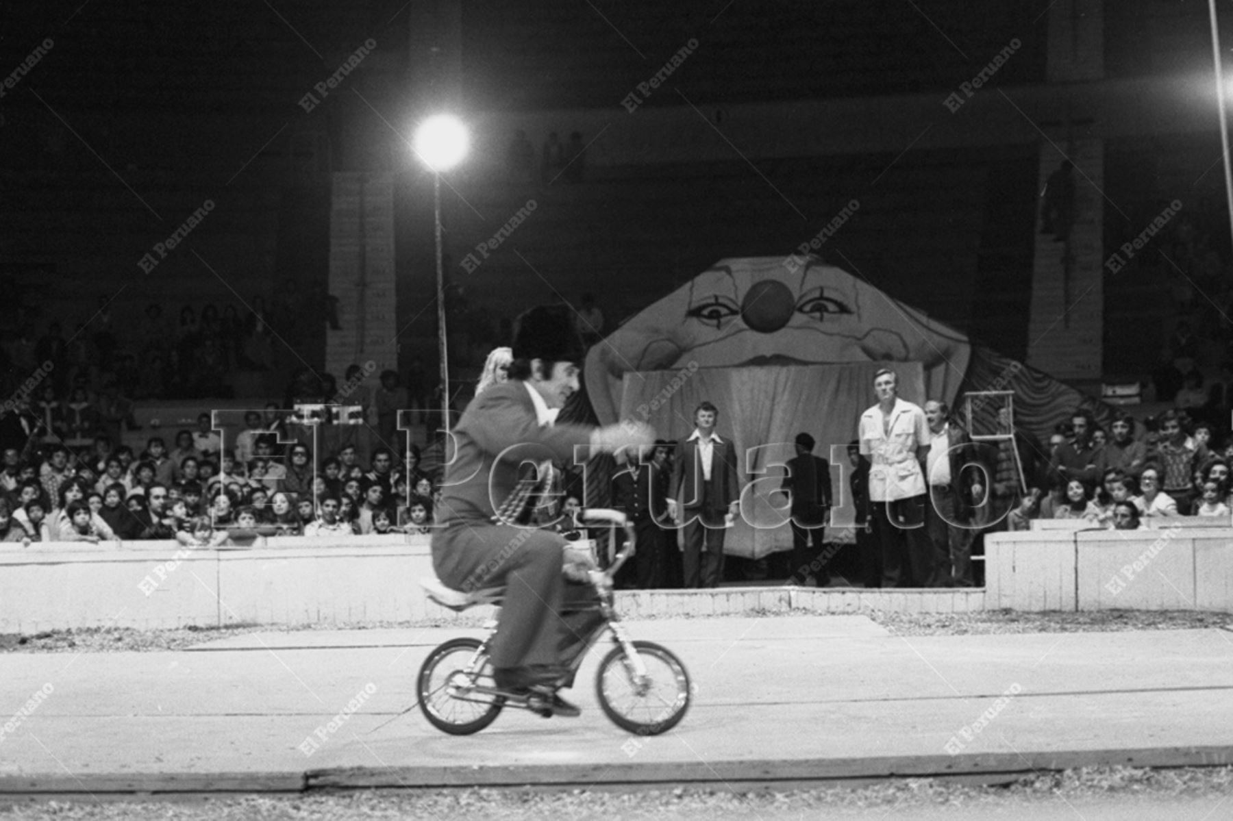 Lima - 15 julio 1976 / Equilibristas y malabaristas del Circo Nacional de Italia en el coliseo Amauta. Foto: Archivo Histórico de El Peruano / Humberto Romaní