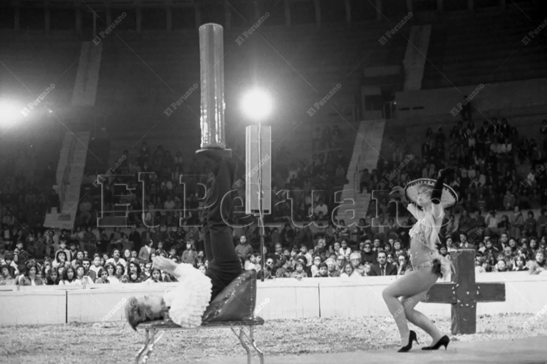 Lima - 15 julio 1976 / Equilibristas y malabaristas del Circo Nacional de Italia en el coliseo Amauta. Foto: Archivo Histórico de El Peruano / Humberto Romaní