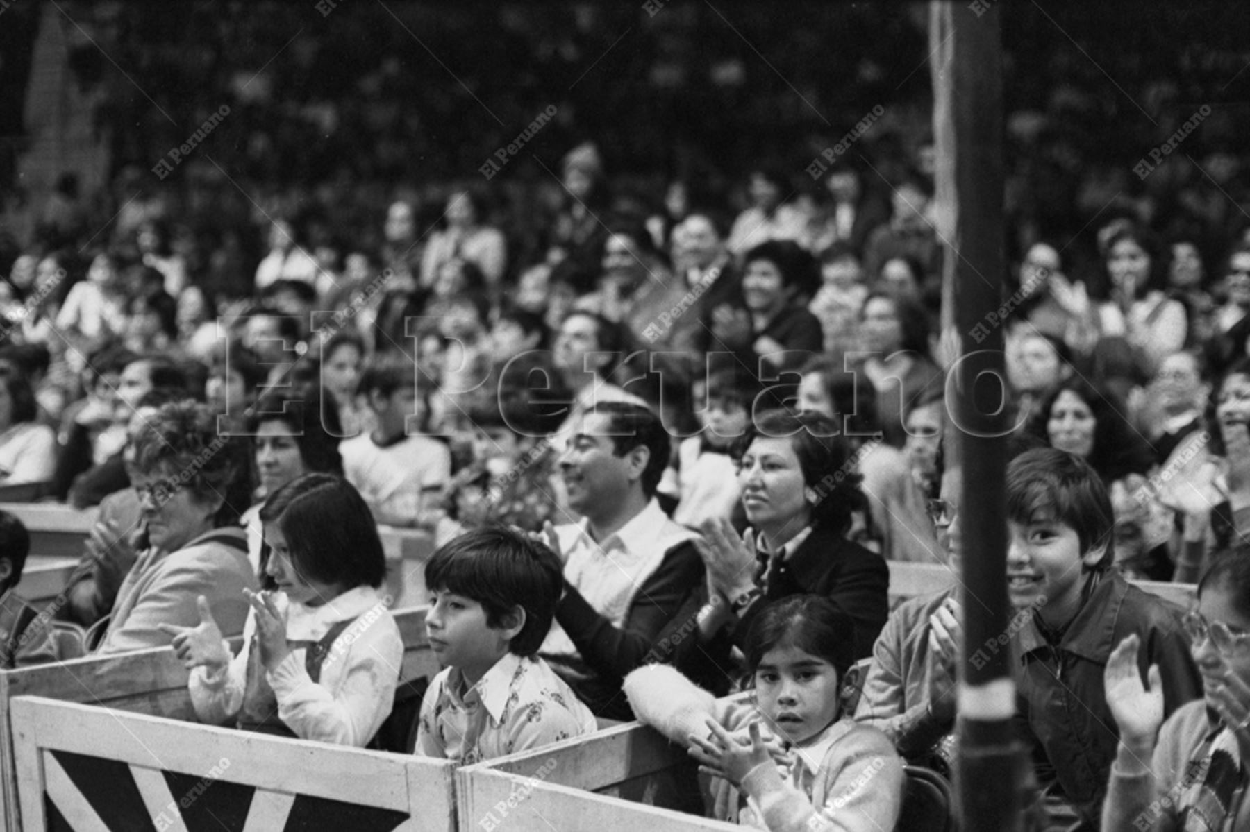 Lima - 15 julio 1976 / Numeroso público disfruta de la presentación de los artistas del Circo Nacional de Italia en el coliseo Amauta. Foto: Archivo Histórico de El Peruano / Humberto Romaní