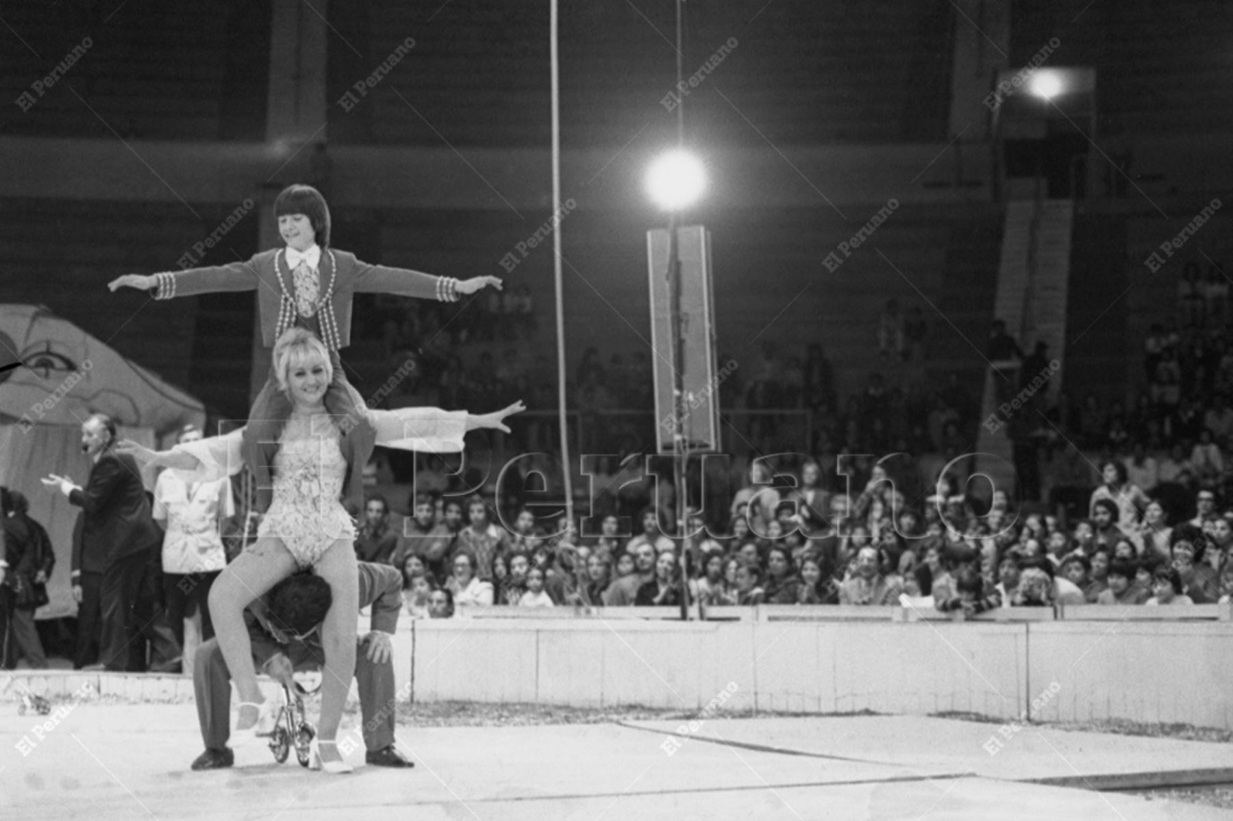 Lima - 15 julio 1976 / Equilibristas y malabaristas del Circo Nacional de Italia en el coliseo Amauta. Foto: Archivo Histórico de El Peruano / Humberto Romaní