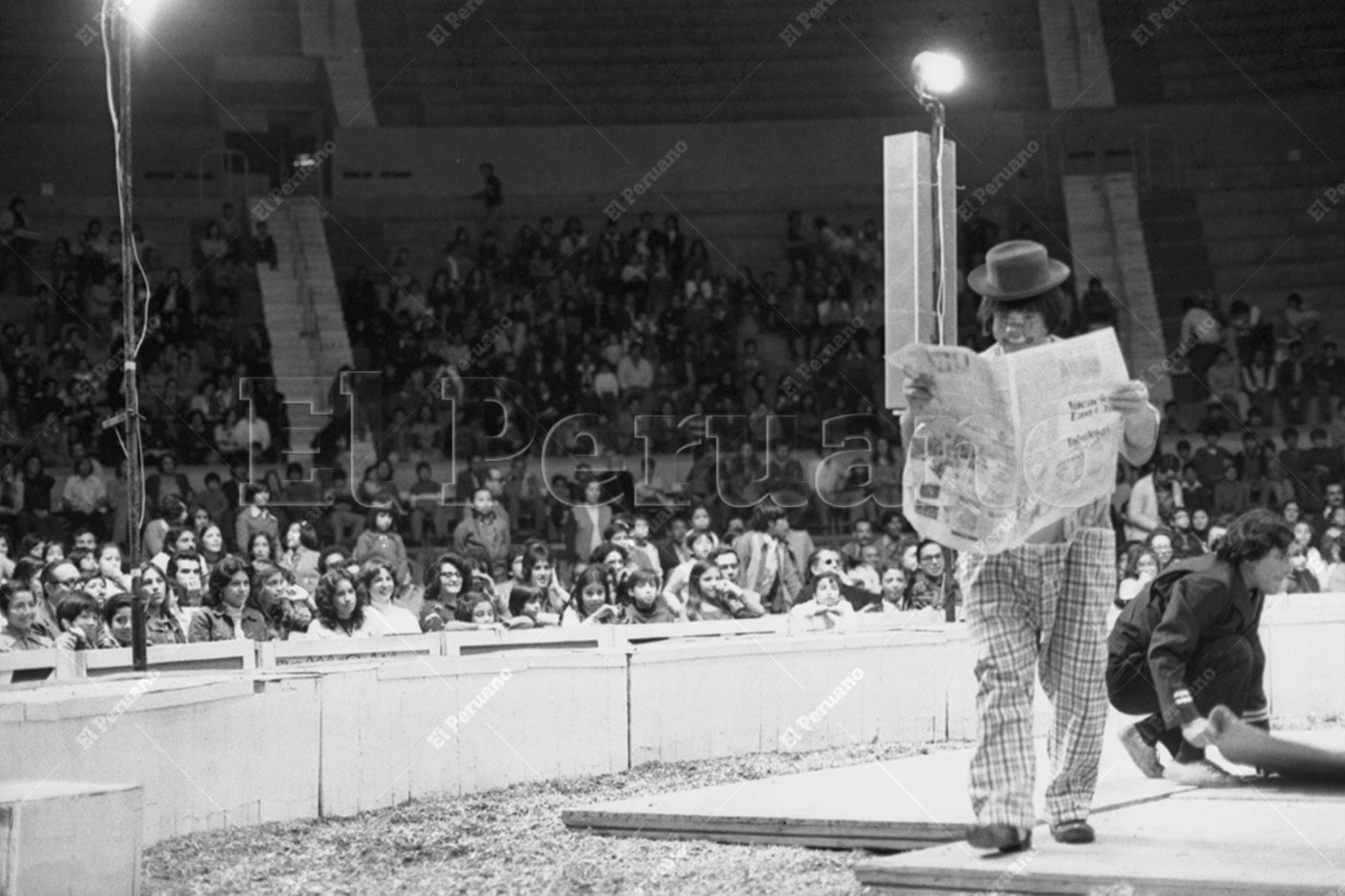 Lima - 15 julio 1976 / Una cuota adicional de risa y alegría brindaron al público los payasos del Circo Nacional de Italia en el coliseo Amauta. Foto: Archivo Histórico de El Peruano / Humberto Romaní