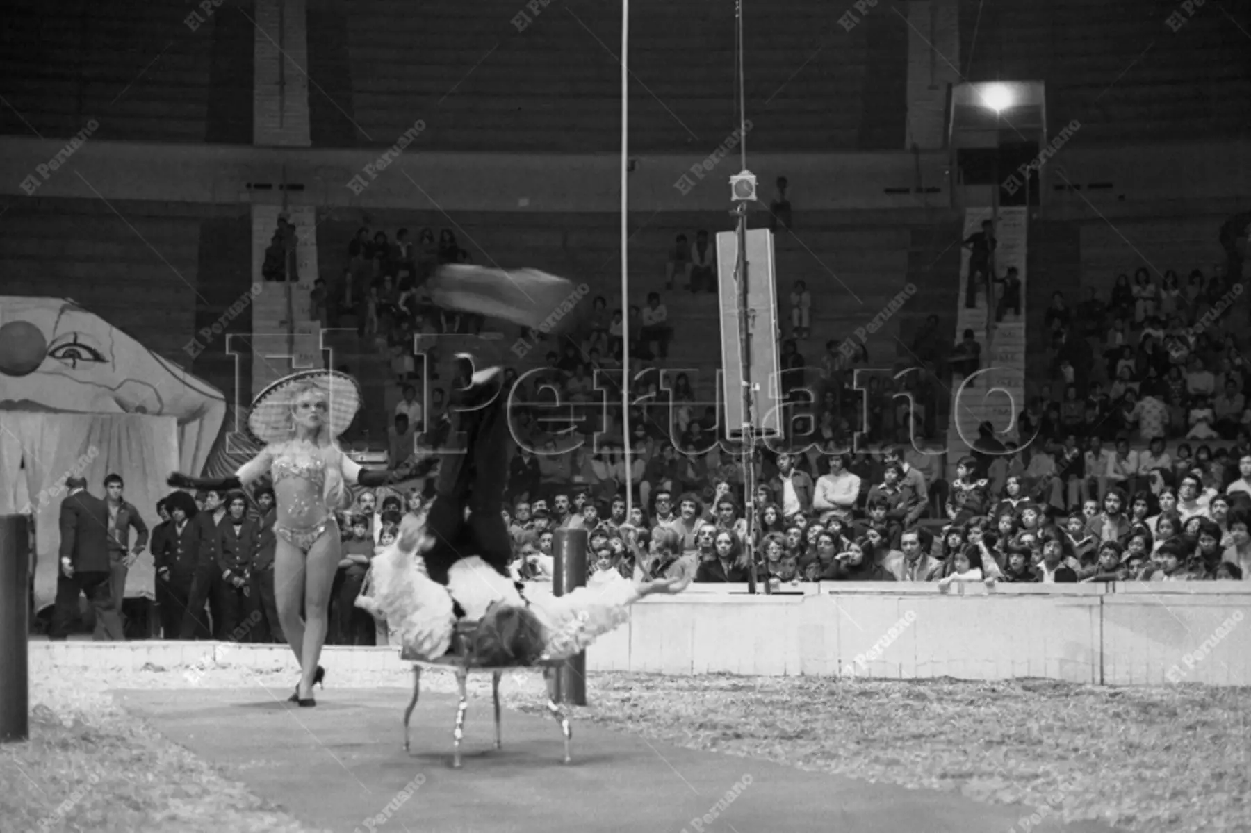 Lima - 15 julio 1976 / Equilibristas y malabaristas del Circo Nacional de Italia en el coliseo Amauta. Foto: Archivo Histórico de El Peruano / Humberto Romaní