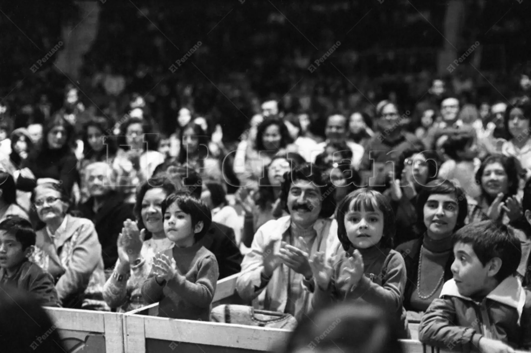 Lima - 15 julio 1976 / Numeroso público disfruta de la presentación de los artistas del Circo Nacional de Italia en el coliseo Amauta. Foto: Archivo Histórico de El Peruano / Humberto Romaní