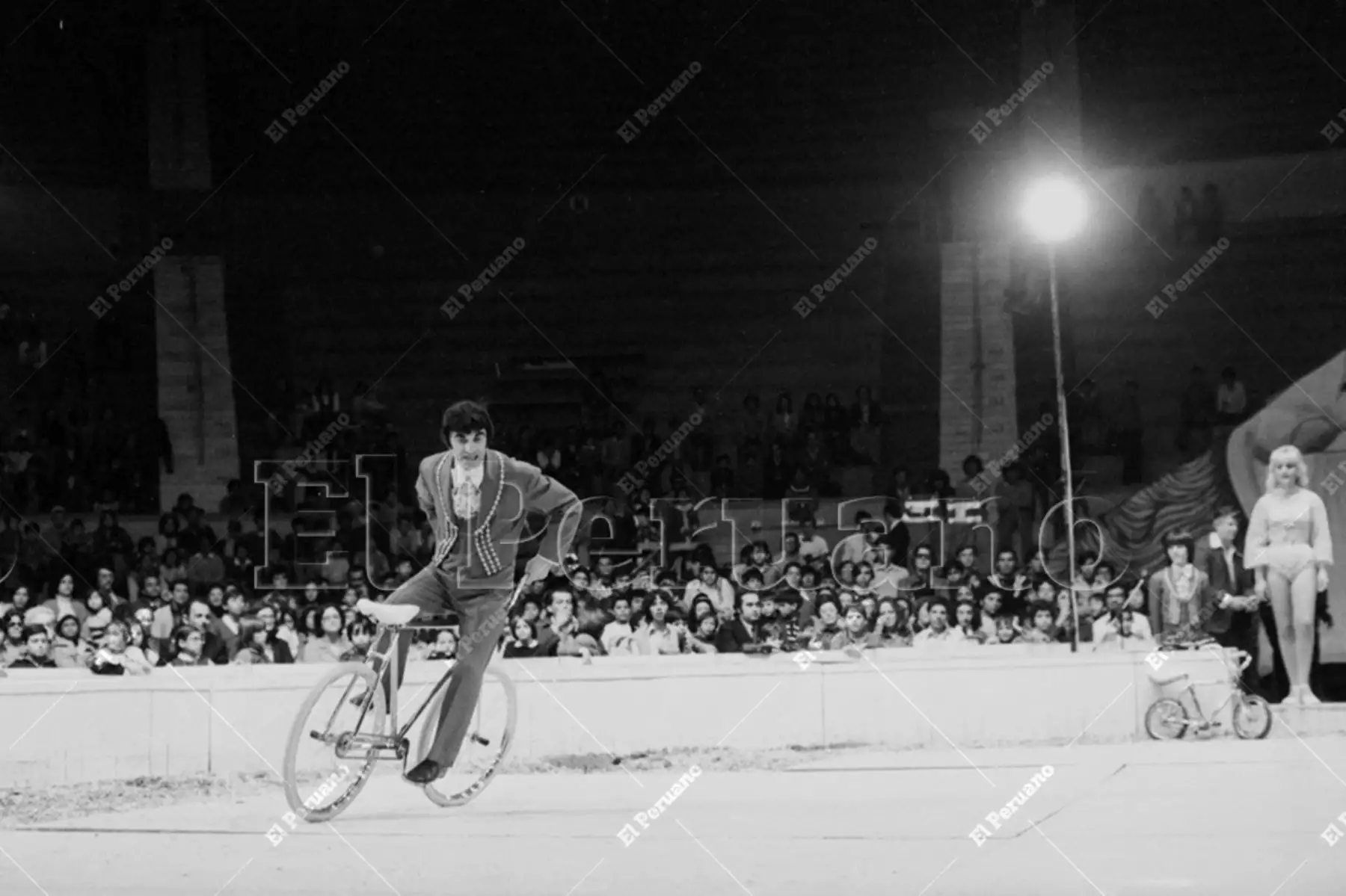 Lima - 15 julio 1976 / Equilibristas y malabaristas del Circo Nacional de Italia en el coliseo Amauta. Foto: Archivo Histórico de El Peruano / Humberto Romaní