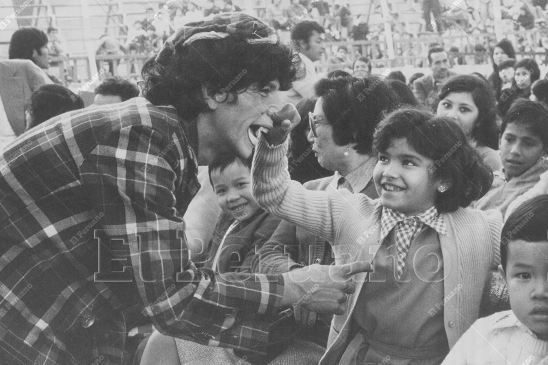 Lima - 29 julio 1977 /  Un payaso hace reír a una niña. El circo es uno de los espectáculos más esperados por los niños en Fiestas Patrias. Foto: Archivo Histórico de El Peruano