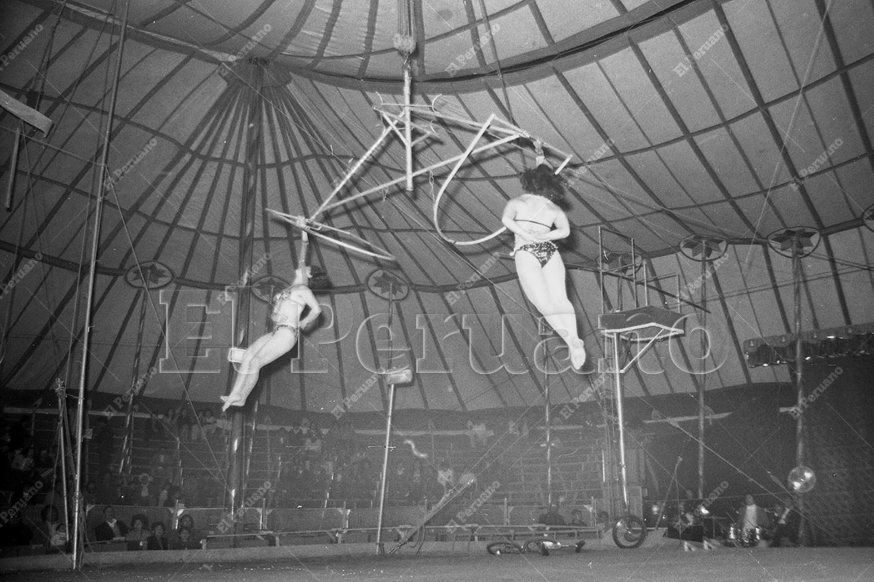 Lima - 28 julio 1975 / La acrobacia es uno de los números más esperados en el espectáculo de circo en Fiestas Patrias. Foto: Archivo Histórico de El Peruano / Jorge Sedano.