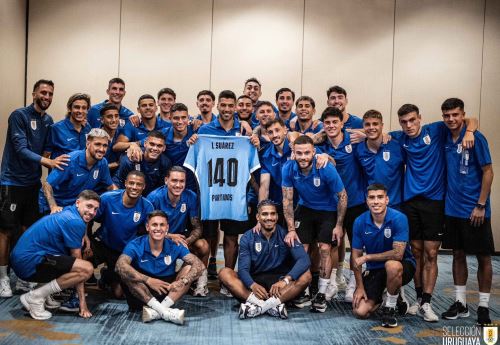 Luis Suárez rodeado del plantel de jugadores que disputa la Copa América 2024