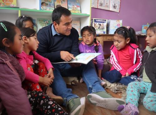 Conoce a Danny Bernales, el ejemplar maestro bilingüe que incentiva con innovadores métodos el amor por la lectura en zonas rurales de Apurímac.