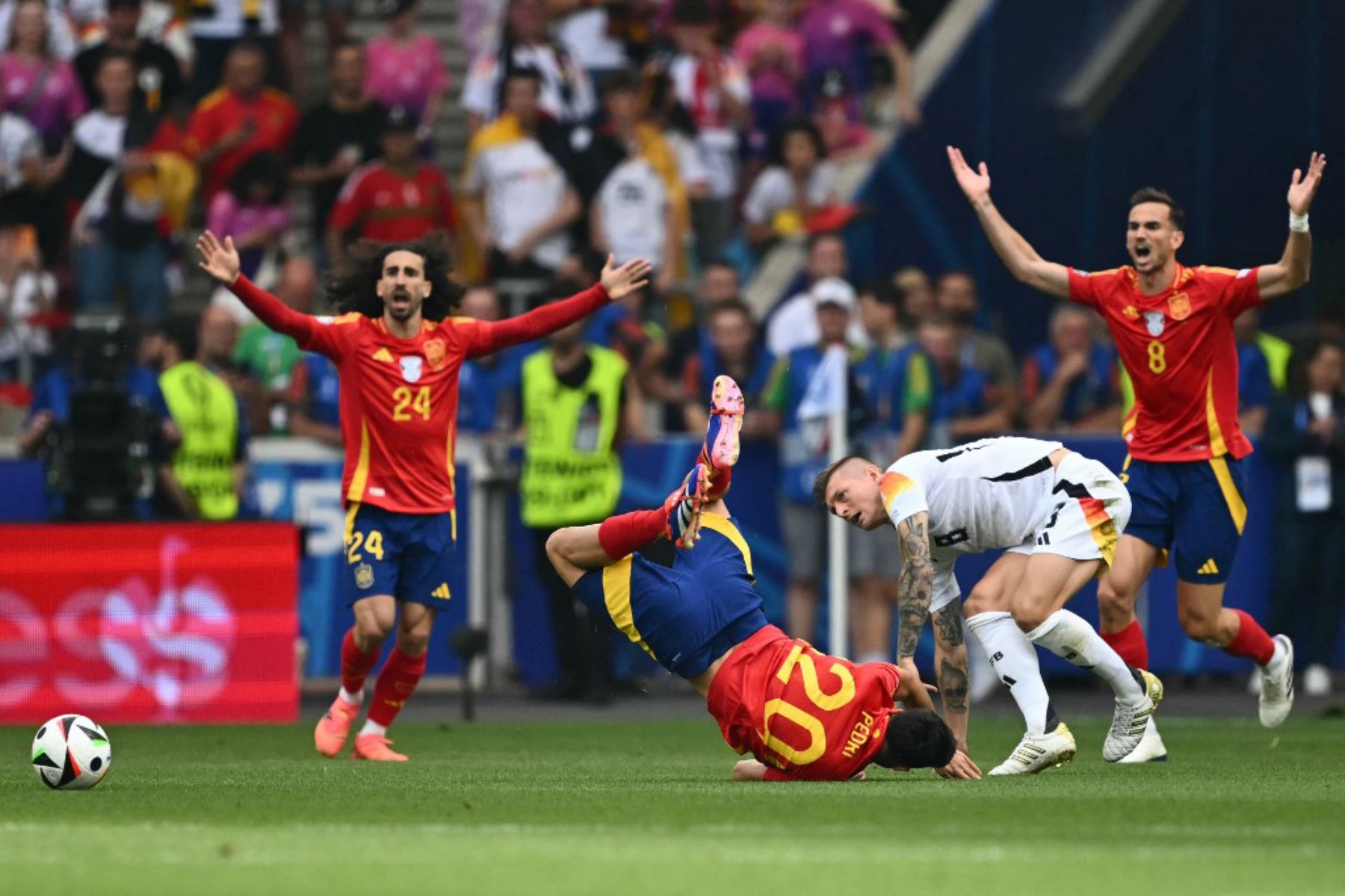 El centrocampista español Pedri choca con el centrocampista alemán Toni Kroos mientras el defensor español Marc Cucurella y el centrocampista español #08 Fabián Ruiz reaccionan durante el partido de fútbol de cuartos de final de la UEFA Euro 2024 entre España y Alemania en el Stuttgart Arena de Stuttgart. Foto: AFP