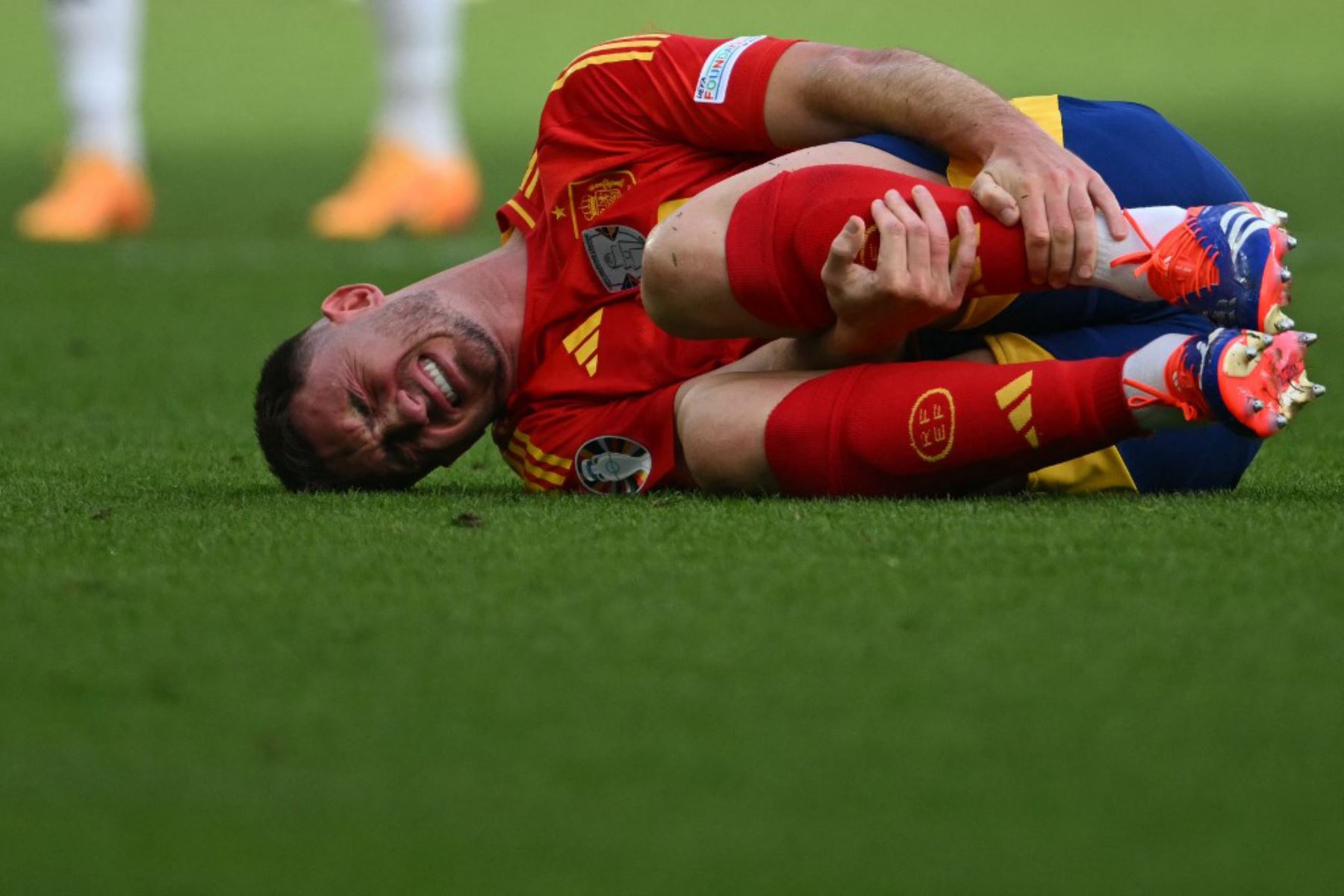 El defensa español, Aymeric Laporte, reacciona tras sufrir una lesión durante el partido de fútbol de cuartos de final de la UEFA Euro 2024 entre España y Alemania en el Stuttgart Arena de Stuttgart. Foto: AFP