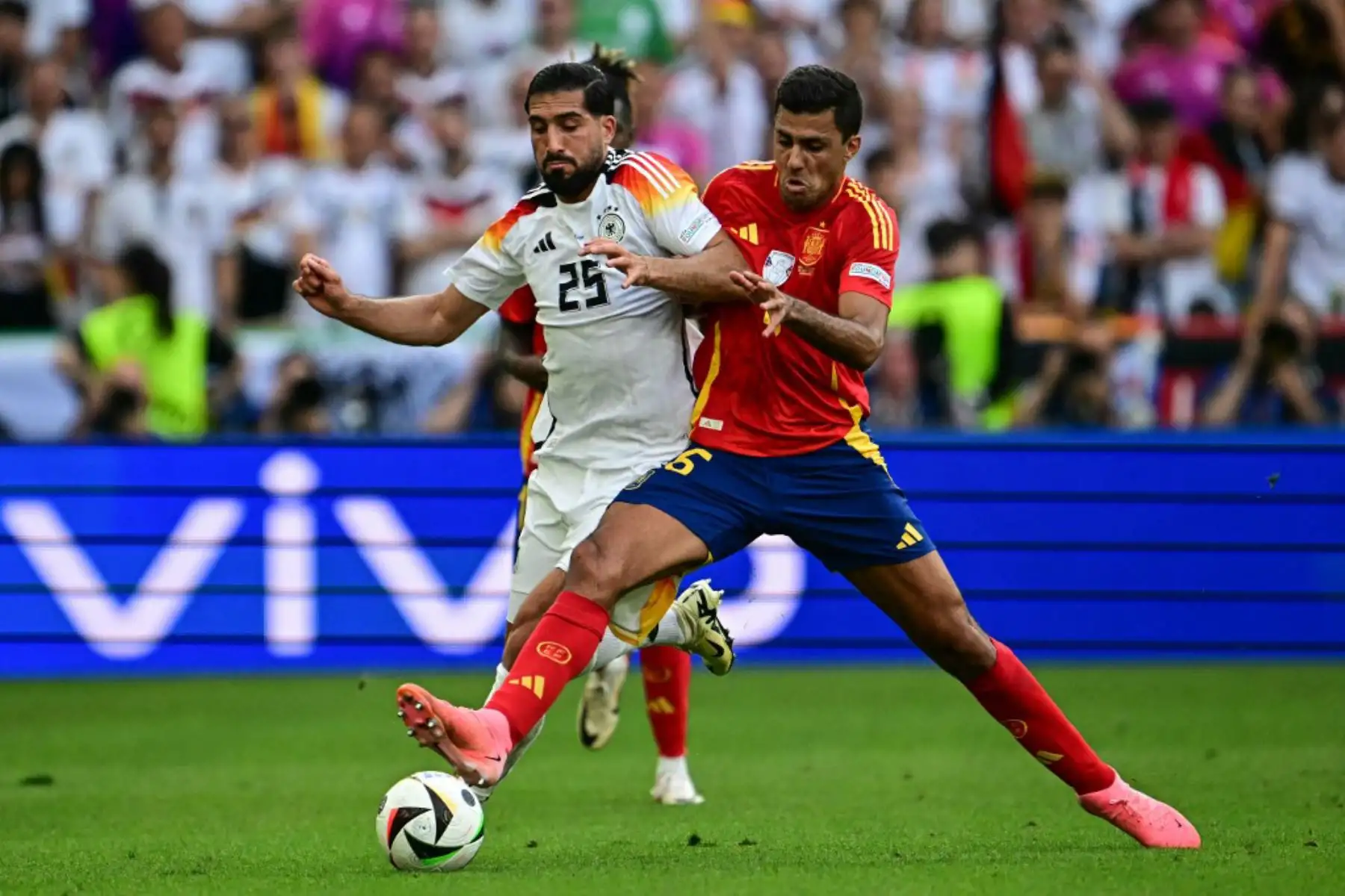 El centrocampista alemán Emre Can lucha por el balón con el centrocampista español Rodri durante el partido de fútbol de cuartos de final de la UEFA Euro 2024 entre España y Alemania en el Stuttgart Arena. Foto: AFP