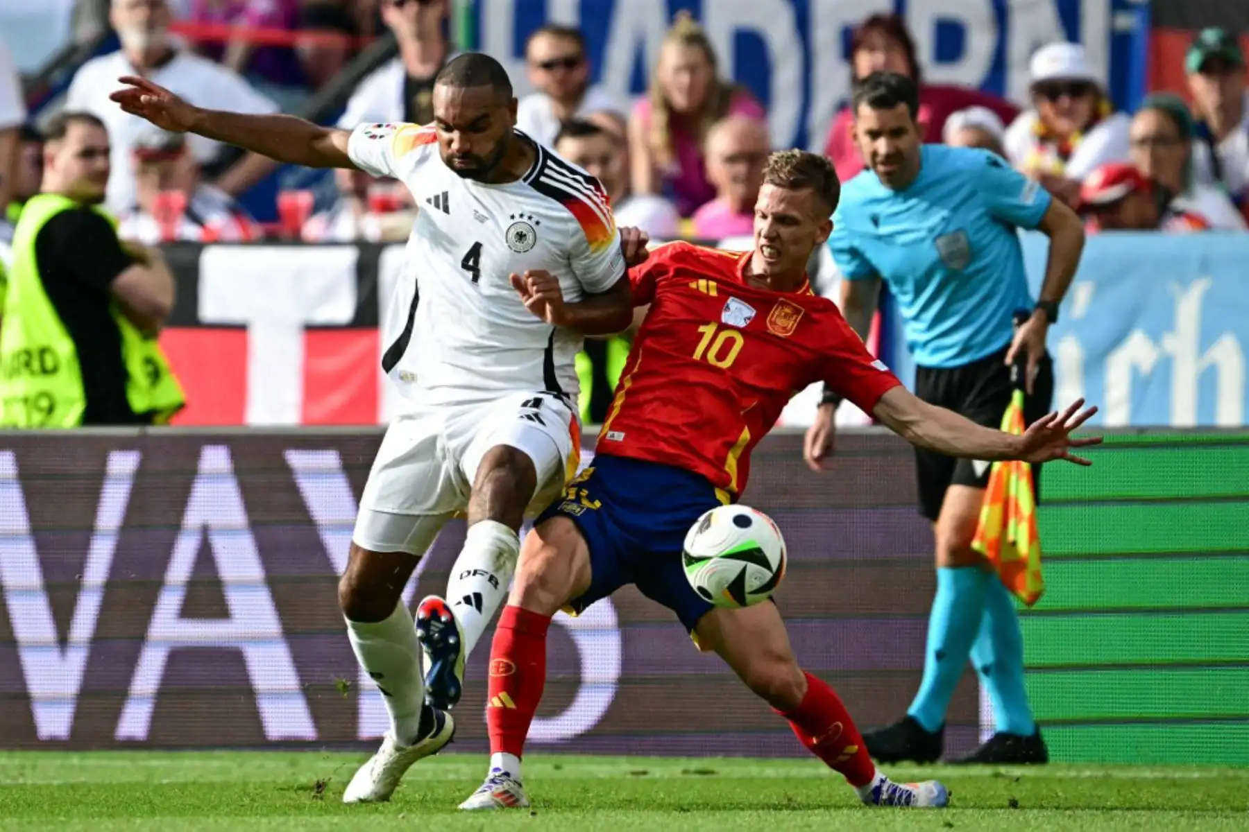 El defensa alemán Jonathan Tah lucha por el balón con el delantero español Daniel Olmo durante el partido de fútbol de cuartos de final de la UEFA Euro 2024 entre España y Alemania en el Stuttgart Arena. Foto: AFP