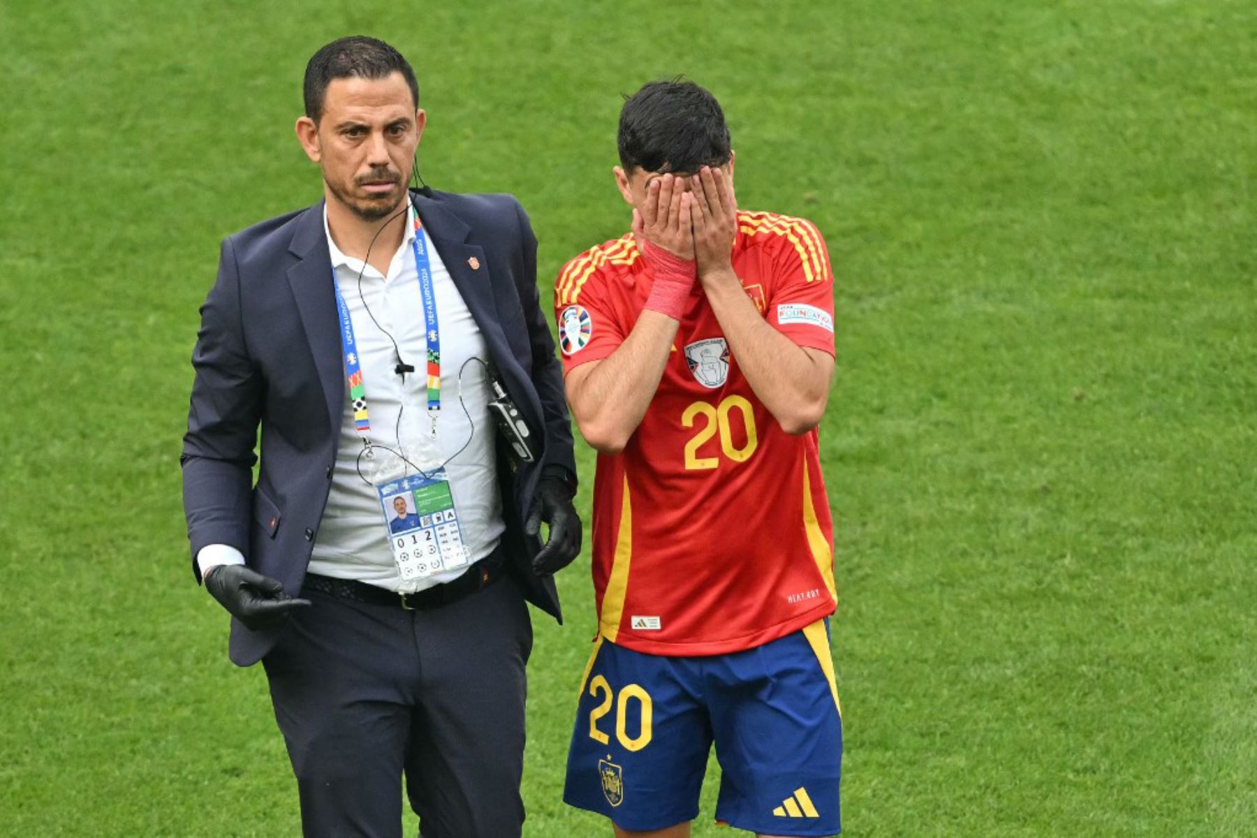 El centrocampista español Pedri abandona el campo tras resultar lesionado durante el partido de fútbol de cuartos de final de la UEFA Euro 2024 entre España y Alemania en el Stuttgart Arena de Stuttgart. Foto: AFP