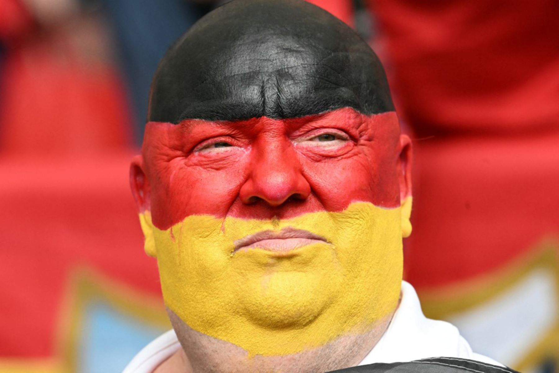 Un aficionado alemán observa el partido de fútbol de cuartos de final de la UEFA Euro 2024 entre España y Alemania en el Stuttgart Arena de Stuttgart. Foto: AFP