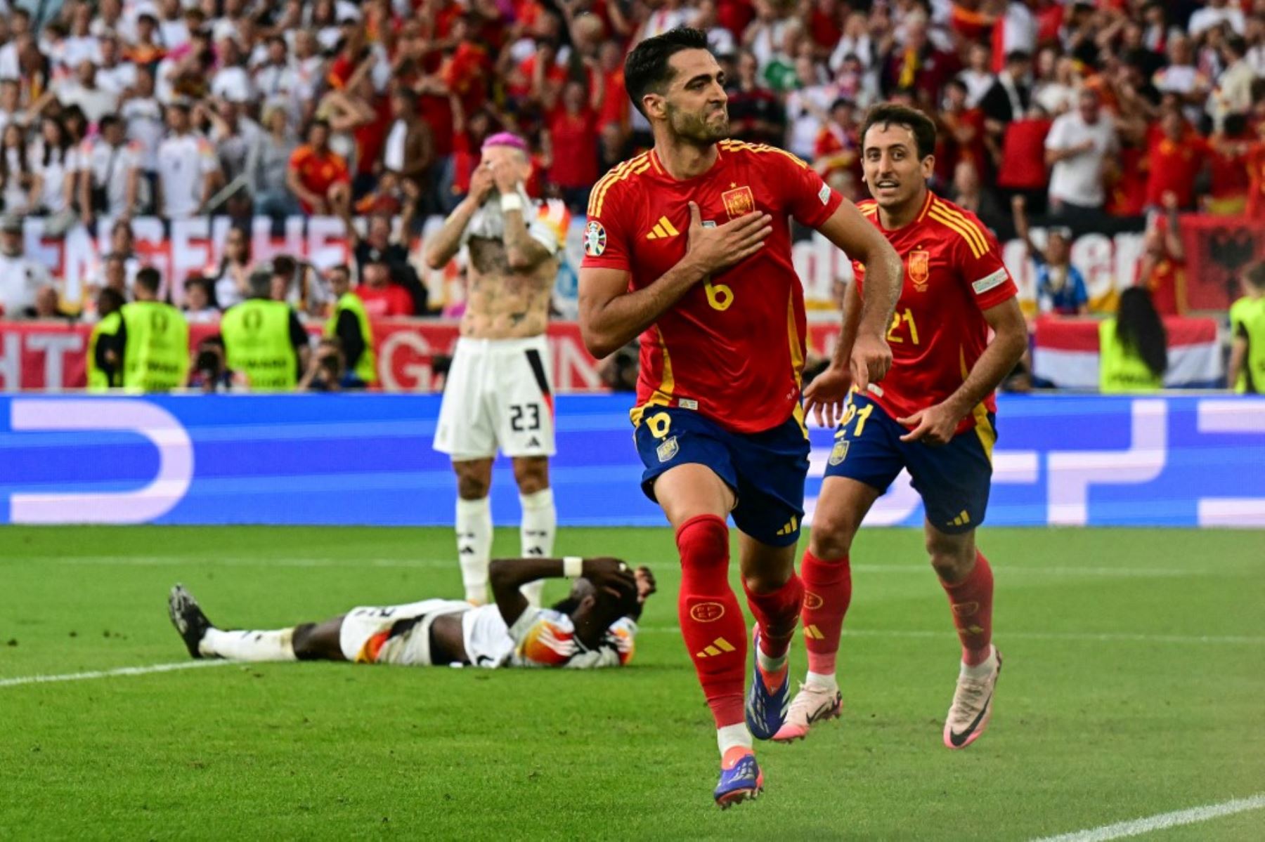 El centrocampista español Mikel Merino celebra con el delantero español Ferran Torres después de marcar el segundo gol de su equipo durante el partido de fútbol de cuartos de final de la UEFA Euro 2024 entre España y Alemania. Foto: AFP