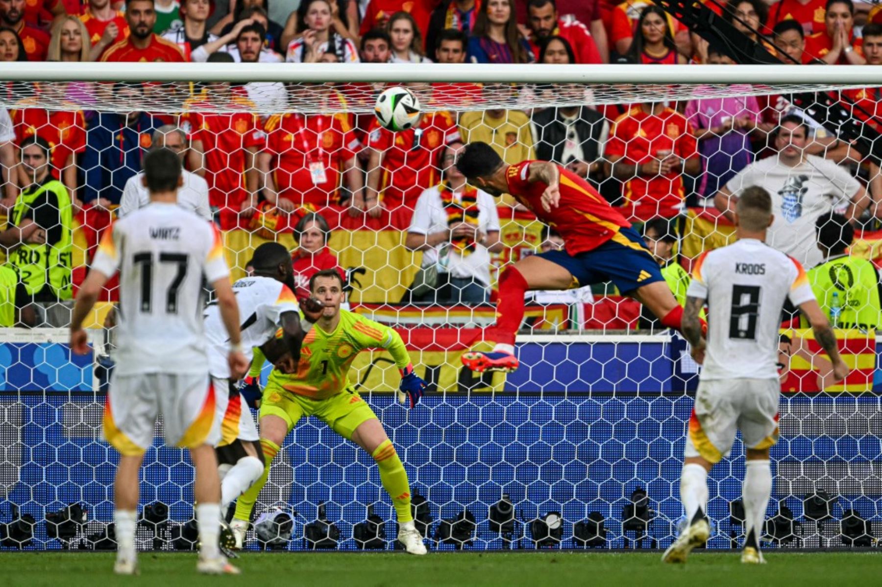 El centrocampista español Mikel Merino marca el segundo gol de su equipo durante el partido de fútbol de cuartos de final de la UEFA Euro 2024 entre España y Alemania. Foto: AFP