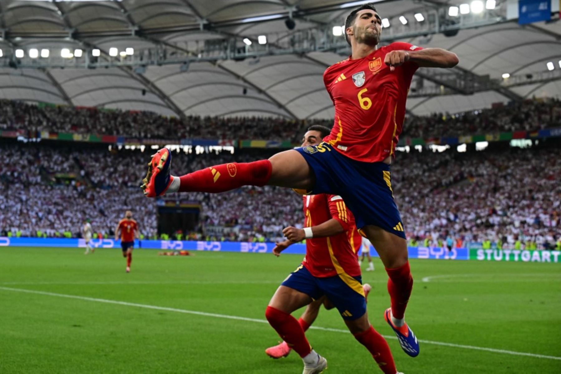 El centrocampista español Mikel Merino celebra el segundo gol de su equipo durante el partido de fútbol de cuartos de final de la UEFA Euro 2024 entre España y Alemania. Foto: AFP