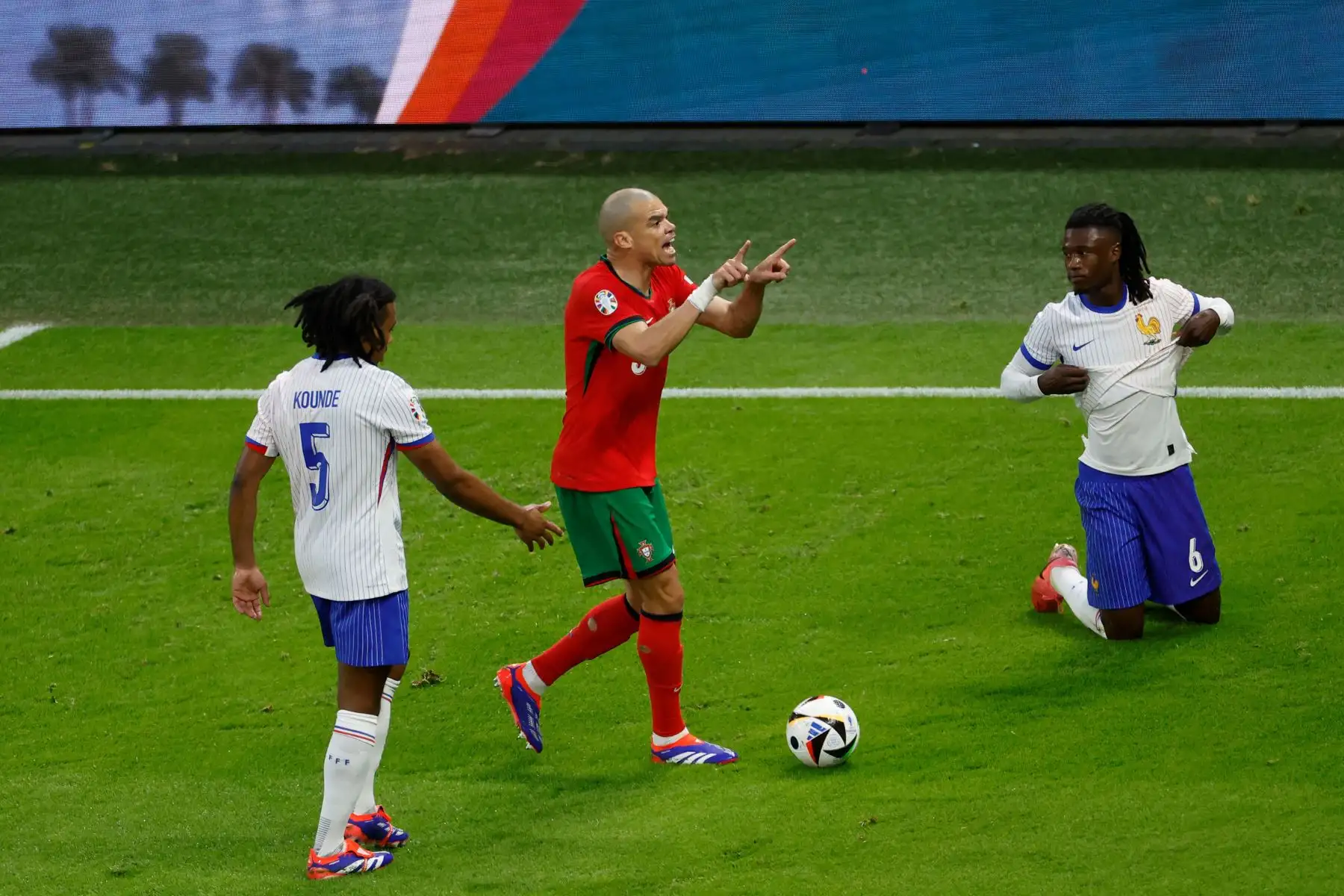 El defensor de Francia Jules Kounde, el defensor de Portugal Pepe y el centrocampista de Francia Eduardo Camavinga reaccionan durante el partido de fútbol de cuartos de final de la UEFA Euro 2024 entre Portugal y Francia. Foto. ANDINA /AFP