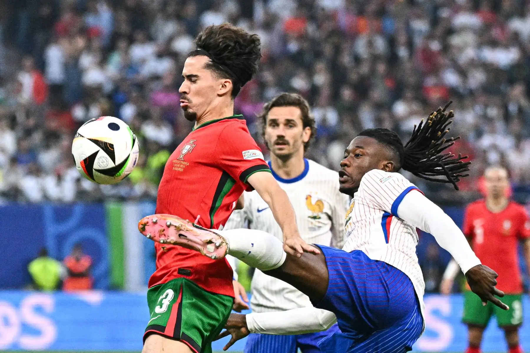 El centrocampista francés Eduardo Camavinga se enfrenta al centrocampista portugués Vitinha durante el partido de fútbol de cuartos de final de la UEFA Euro 2024 entre Portugal y Francia. Foto: ANDINA//AFP