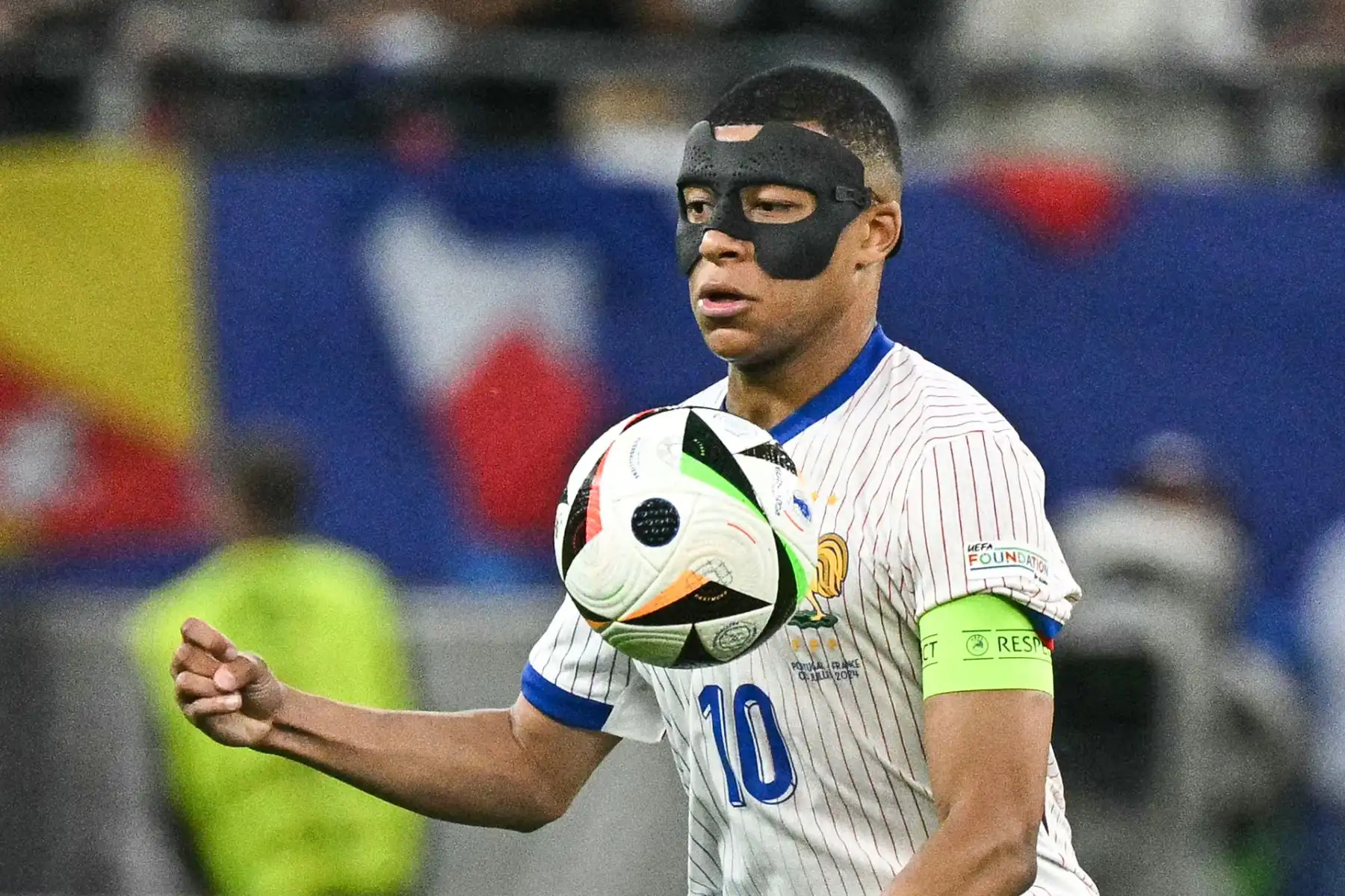 El delantero francés  Kylian Mbappe controla el balón durante el partido de fútbol de cuartos de final de la UEFA Euro 2024 entre Portugal y Francia. AFP