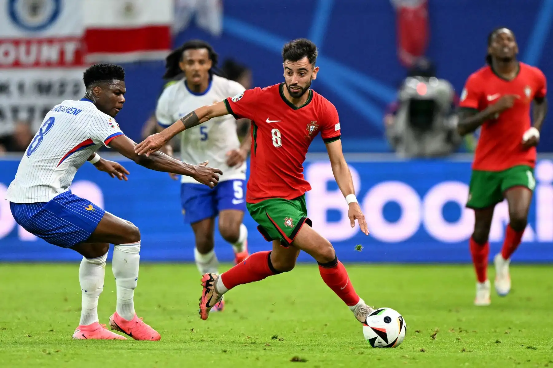 El centrocampista francés  Aurelien Tchouameni y el centrocampista portugués  Bruno Fernandes luchan por el balón durante el partido de fútbol de cuartos de final de la UEFA Euro 2024 entre Portugal y Francia. AFP