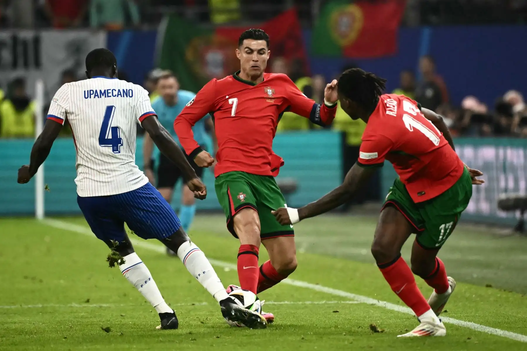 El delantero de Portugal Cristiano Ronaldo y el delantero de Portugal Rafael Leao  luchan por el balón con el defensor de Francia  Dayot Upamecano durante el partido de fútbol de cuartos de final de la UEFA Euro 2024 entre Portugal y Francia. Foto: ANDINA/AFP