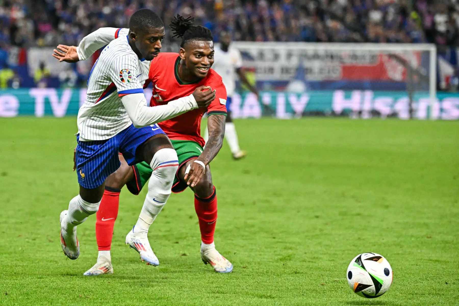 El delantero francés Ousmane Dembele desafía al delantero portugués Rafael Leao durante el partido de fútbol de cuartos de final de la UEFA Euro 2024 entre Portugal y Francia. Foto: ANDINA/AFP