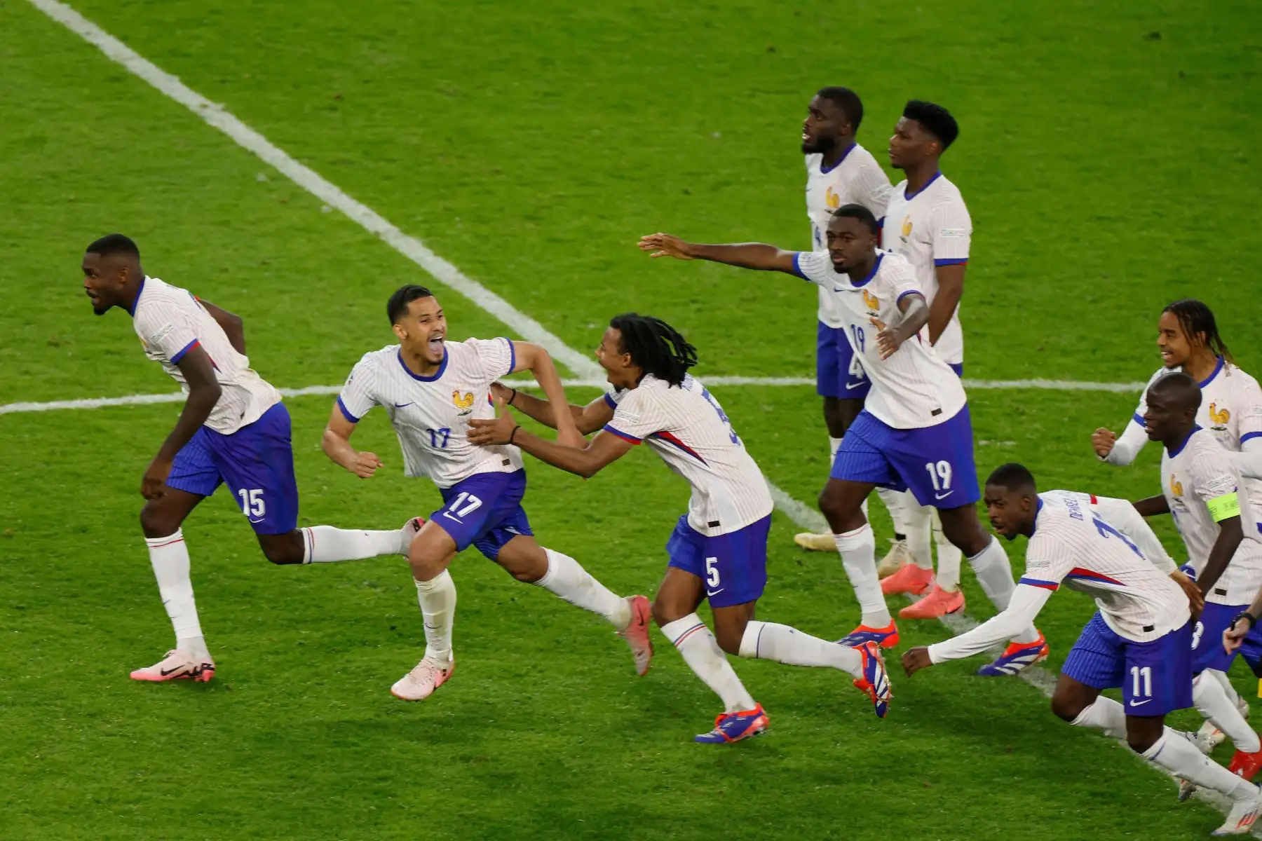 Los jugadores de Francia celebran tras ganar el partido de cuartos de final de la UEFA Euro 2024 entre Portugal y Francia. Foto: ANDINA/ AFP