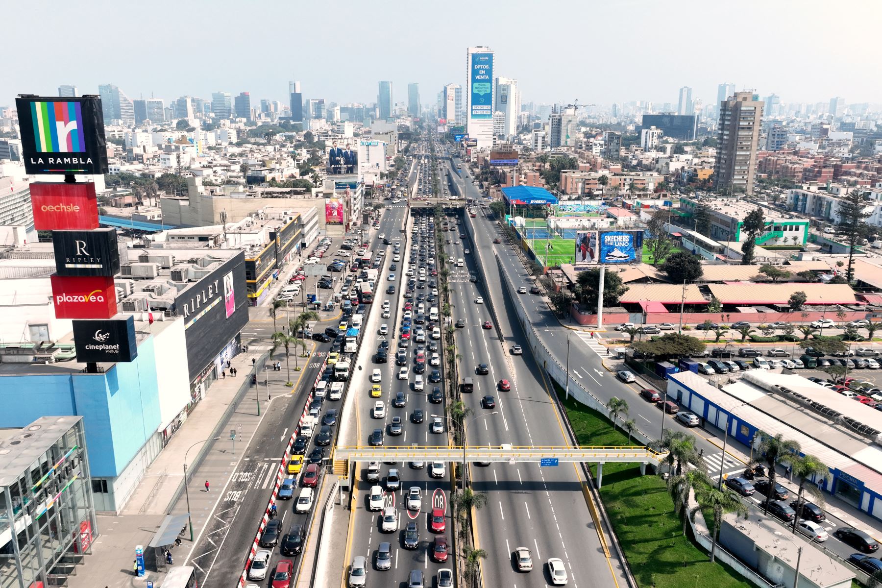 Desde la medianoche se cerró un sector de la av. Javier Prado, como parte de las medidas de seguridad por APEC Perú 2024. Foto: ANDINA/Daniel Bracamonte