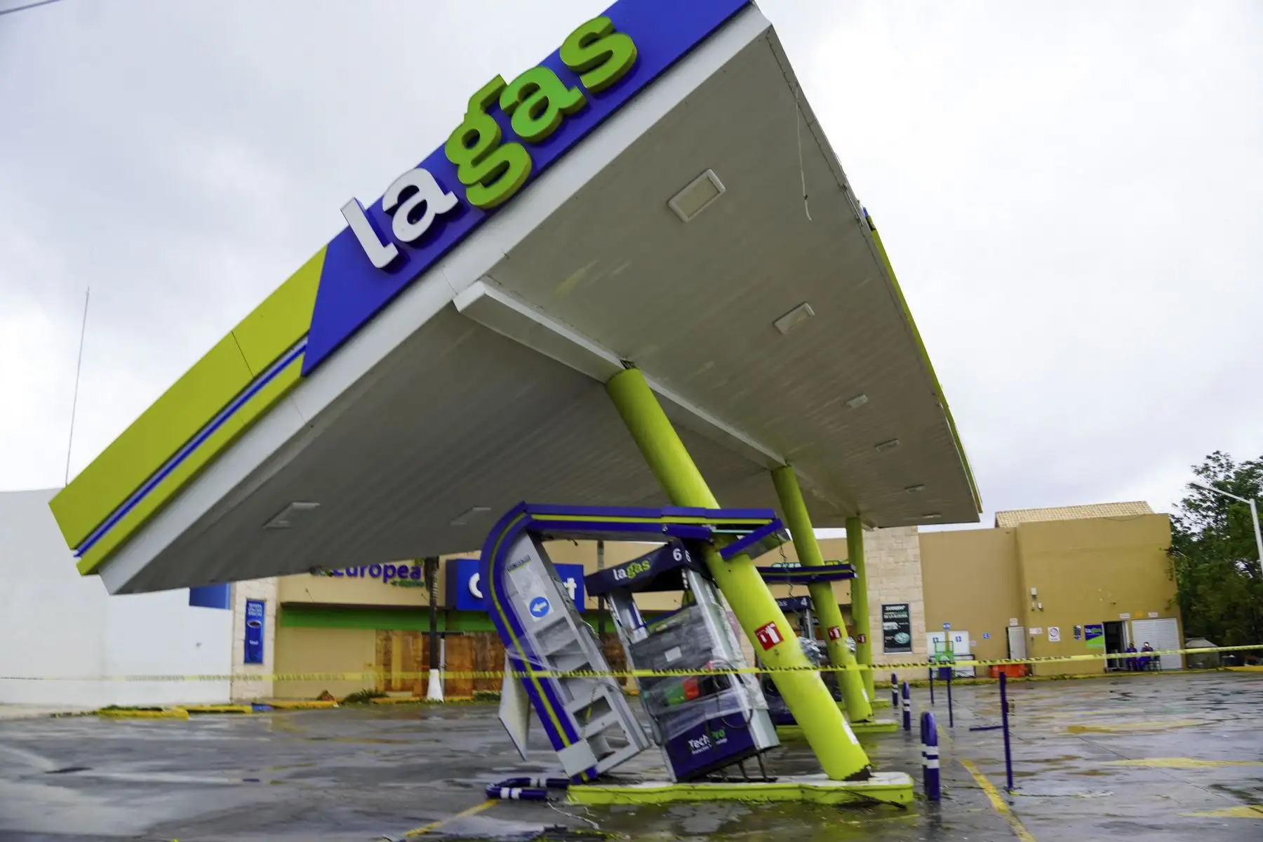 La estructura de una gasolinera dañada por fuertes ráfagas de viento causadas por el paso del huracán Beryl se ve en Puerto Aventuras, estado de Quintana Roo, México.
Foto: ANDINA/ AFP