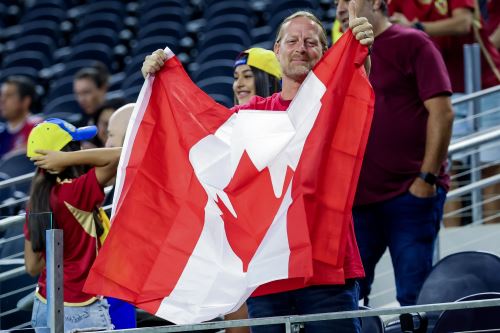 Un aficionado muestra una bandera canadiense en la antesala del partido Canadá-Venezuela por la Copa América. Foto: EFE