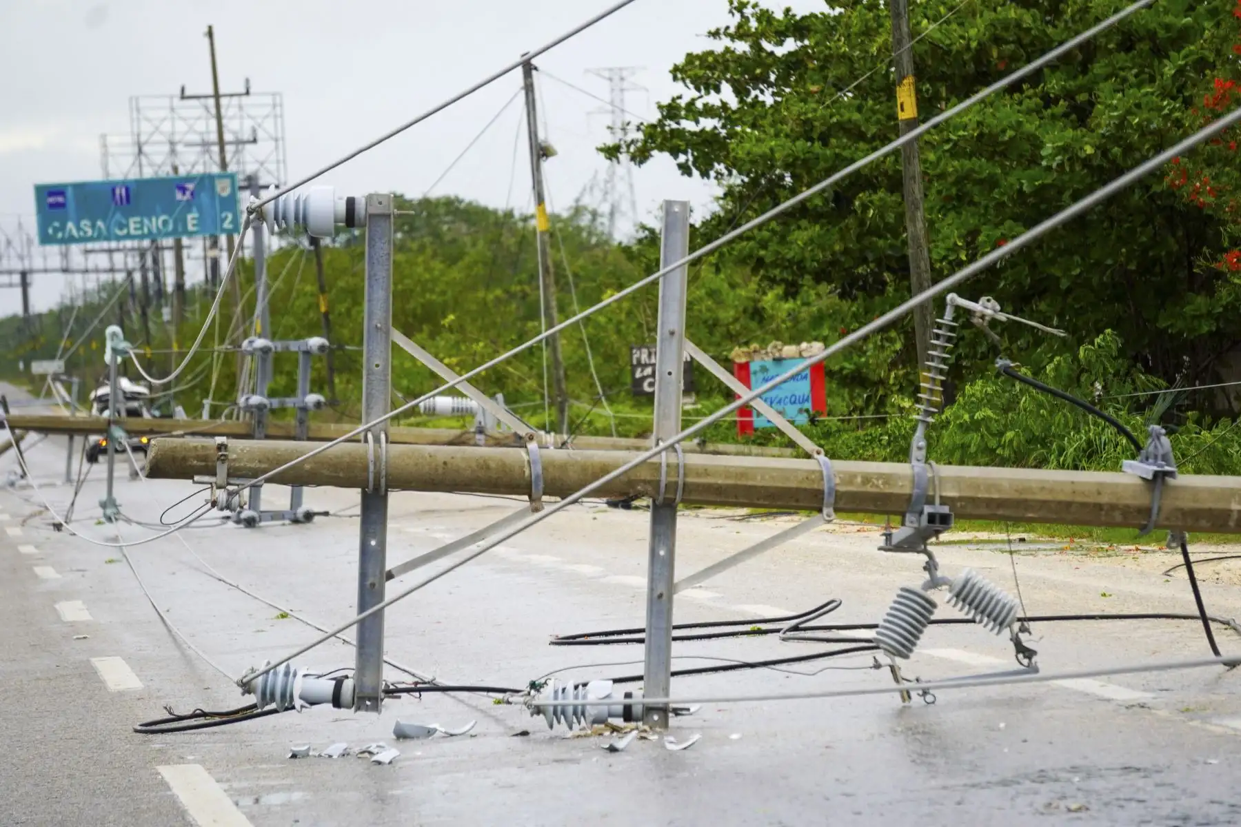 Torres de líneas eléctricas yacen en la carretera después de ser dañadas por fuertes ráfagas de viento causadas por el paso del huracán Beryl en Tulum, estado de Quintana Roo, México. Foto: ANDINA/ AFP