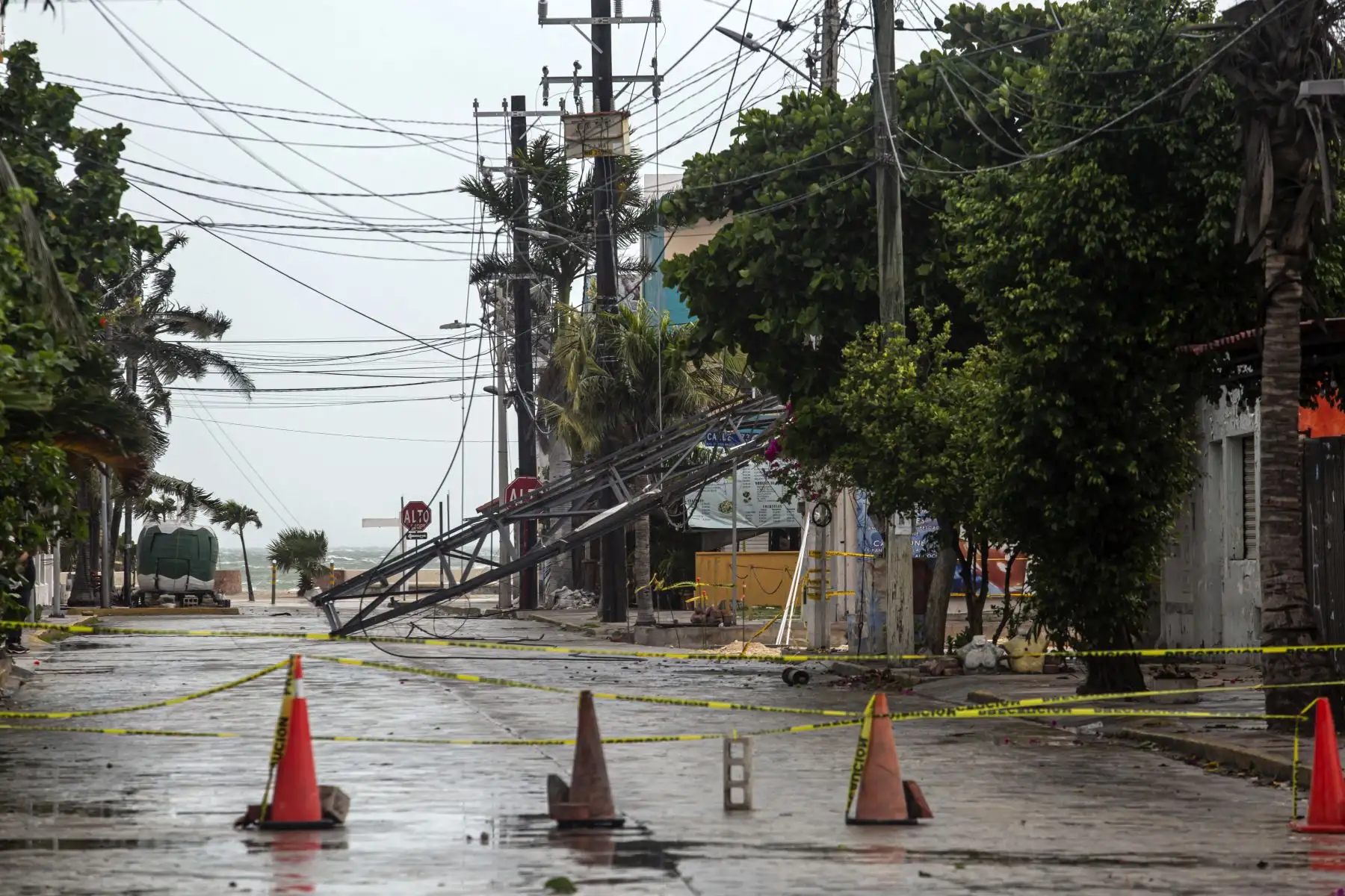 Algunos daños causados ​​por fuertes vientos durante el paso de la tormenta tropical Beryl se ven en Progreso, Península de Yucatán, México. Foto: ANDINA/AFP
