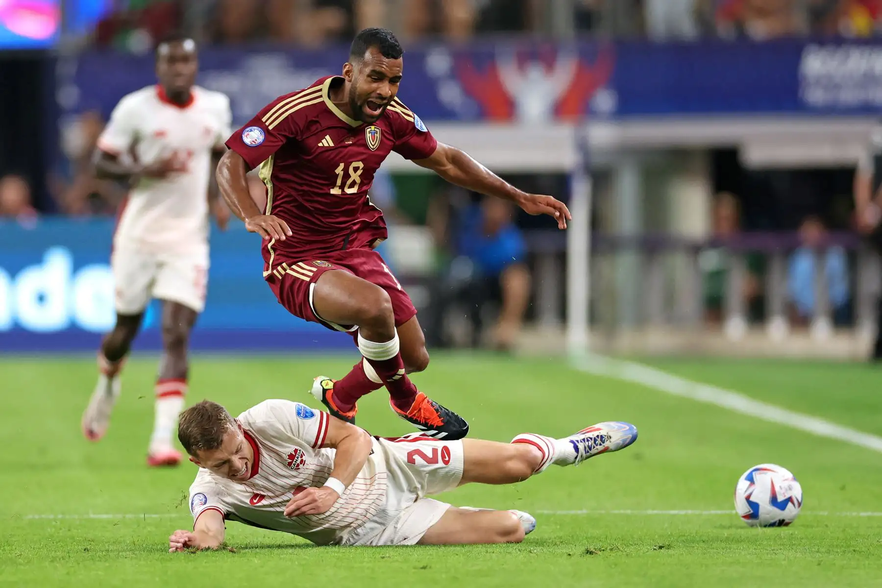 El defensor de Canadá Alistair Johnston lucha por el balón con el mediocampista de Venezuela Cristian Casseres durante el partido de fútbol de cuartos de final del torneo Conmebol Copa América 2024 entre Venezuela y Canadá. Foto: ANDINA/AFP