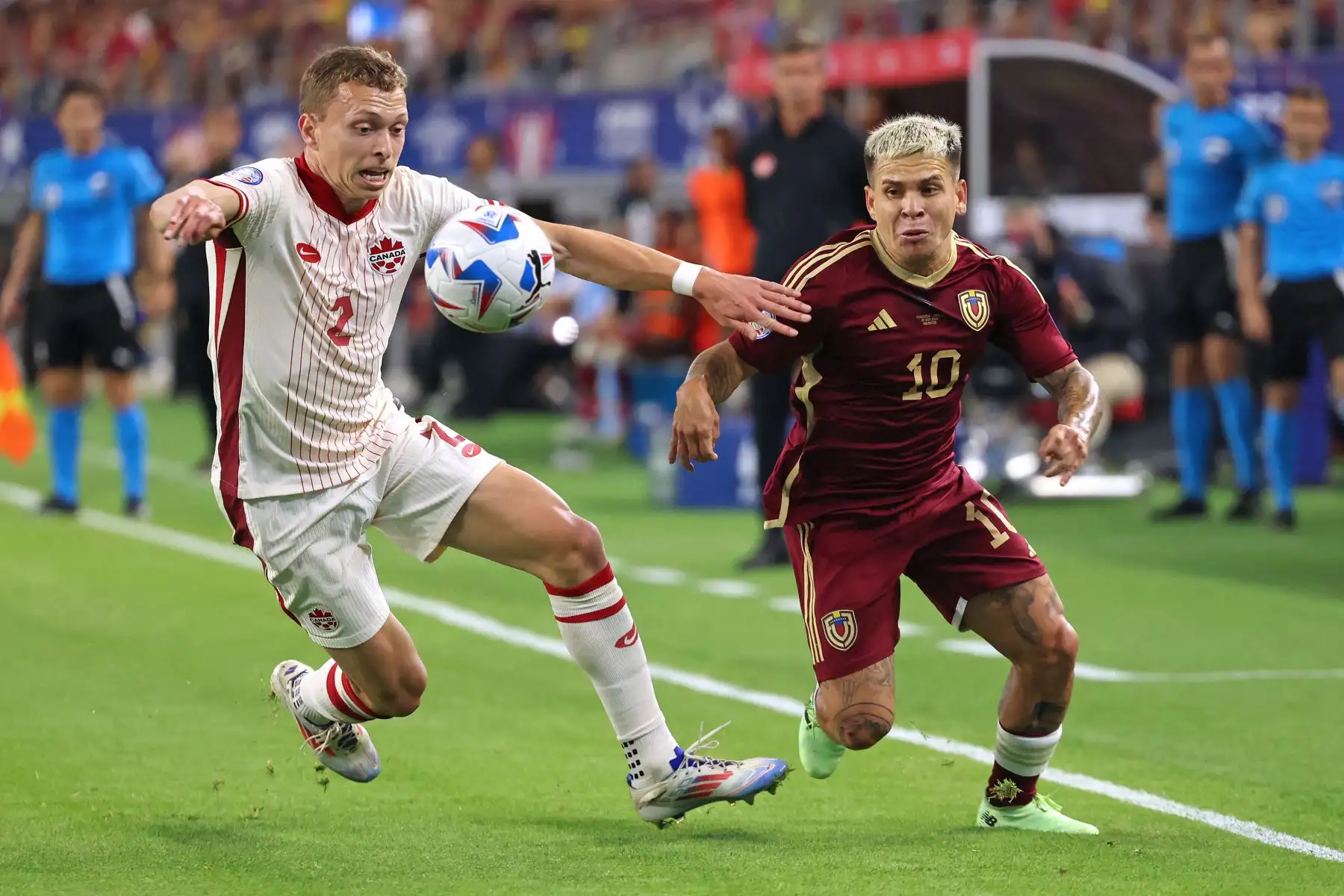 El defensor de Canadá Alistair Johnston lucha por el balón con el mediocampista de Venezuela Yefferson Soteldo durante el partido de fútbol de cuartos de final del torneo Conmebol Copa América 2024 entre Venezuela y Canadá. 
Foto: ANDINA/AFP
