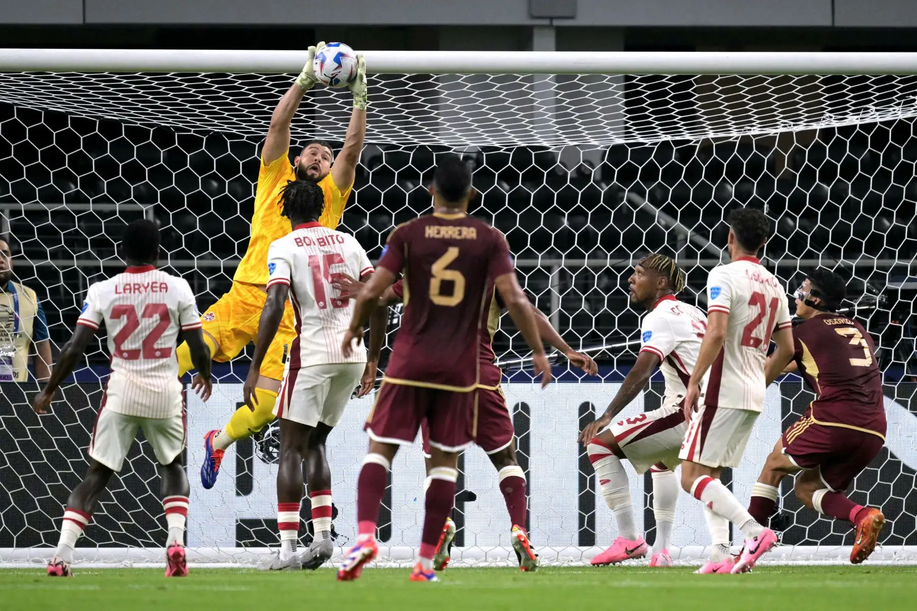 El portero canadiense Maxime Crepeau atrapa el balón durante el partido de fútbol de cuartos de final del torneo Conmebol Copa América 2024 entre Venezuela y Canadá.  Foto: ANDINA/AFP