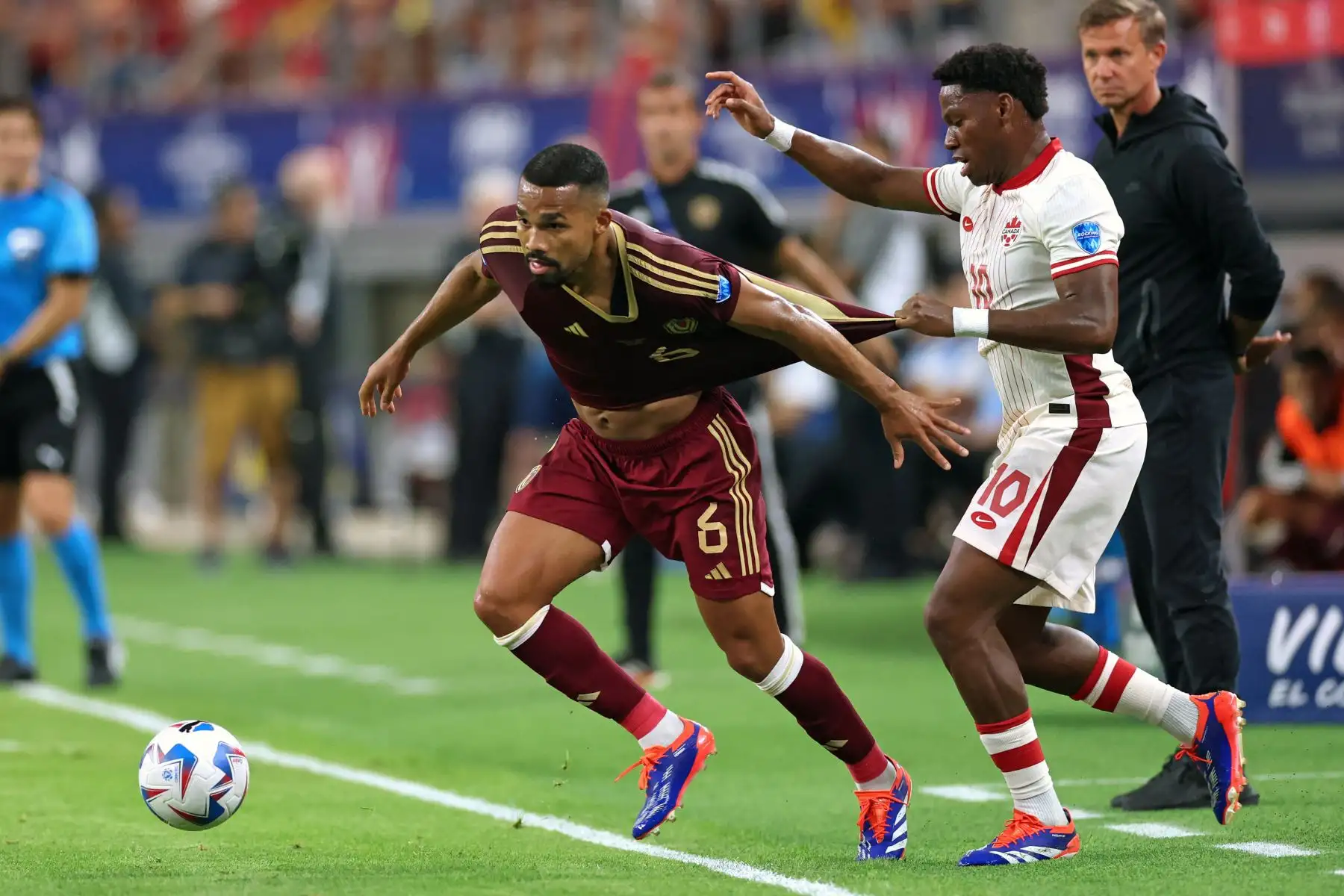 El mediocampista venezolano Yangel Herrera lucha por el balón con el delantero canadiense  Jonathan David durante el partido de fútbol de cuartos de final del torneo Conmebol Copa América 2024 entre Venezuela y Canadá. Foto: ANDINA/AFP