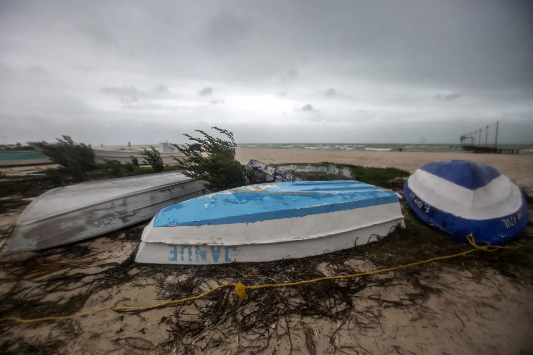 Los barcos pesqueros permanecen amarrados en una playa vacía durante el paso de la tormenta tropical Beryl en Progreso, en la Península de Yucatán, México. Foto: ANDINA/AFP