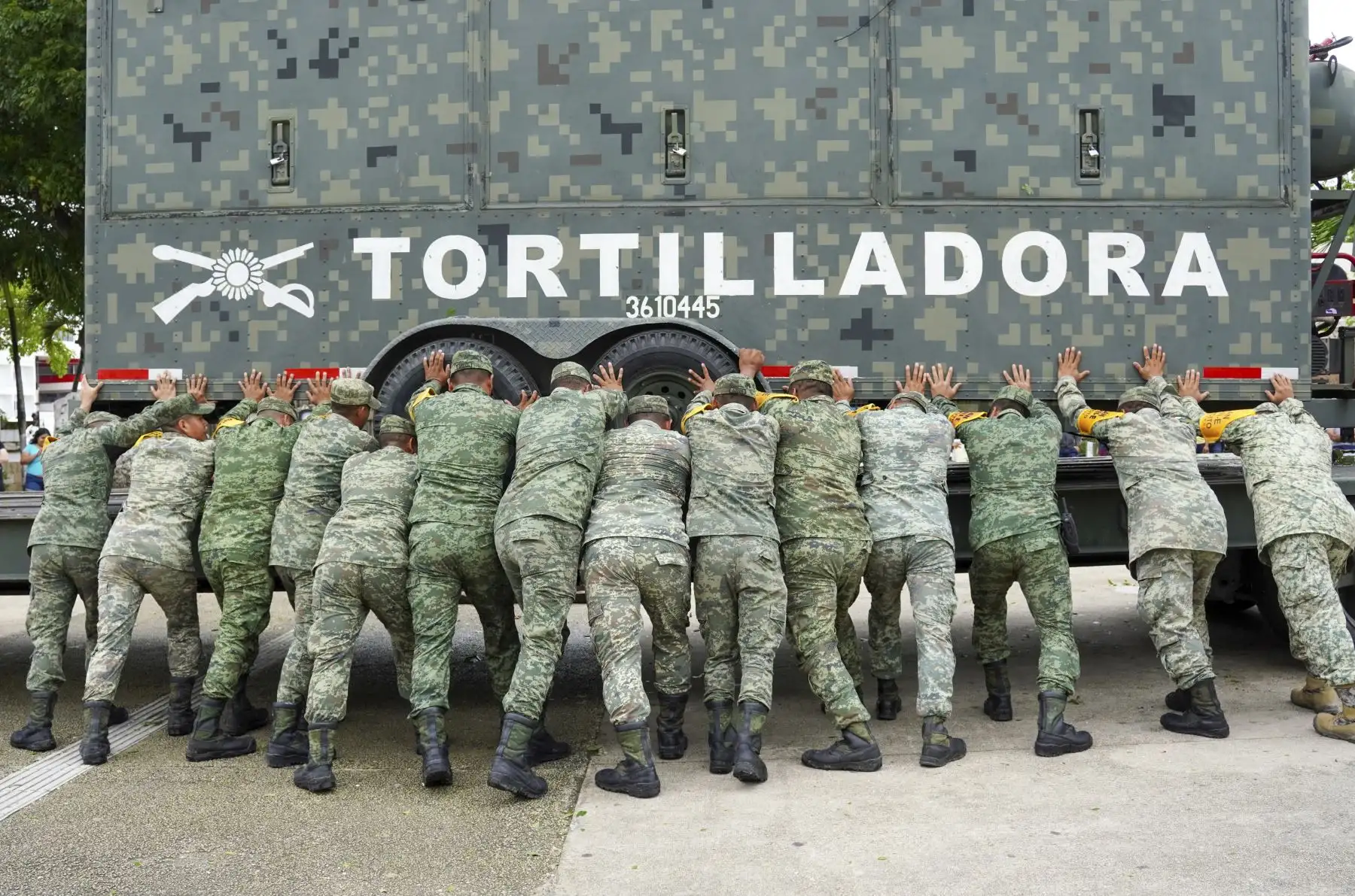 Soldados del ejército mexicano, miembros del plan DN-III (Desastres Naturales), instalaron una cocina móvil para ayudar a la población afectada por el paso del huracán Beryl en Tulum, estado de Quintana Roo, México, el 5 de julio de 2024. El huracán Beryl azotó El viernes llegó a la península de Yucatán, en México, cerca de la ciudad turística de Tulum, con fuertes vientos, dijeron meteorólogos estadounidenses. AFP