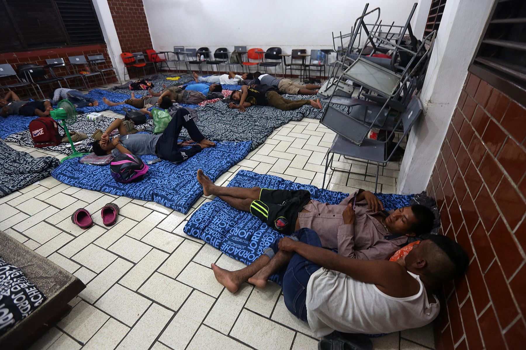 Un grupo de personas permanecen en un refugio debido a la aproximación del ciclón Beryl, este jueves en el municipio de Tulum, Quintana Roo (México). Foto: EFE
