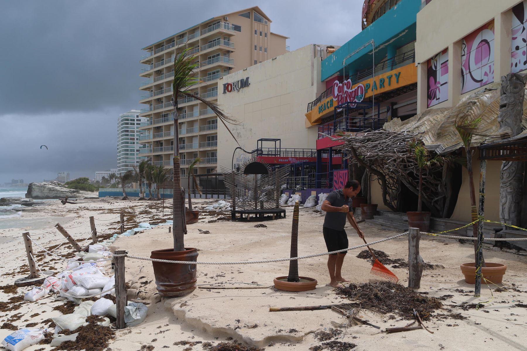 Personal limpiando sus negocios después del paso del huracán en las principales playas este viernes, en el balneario de Cancún en Quintana Roo (México). EFE