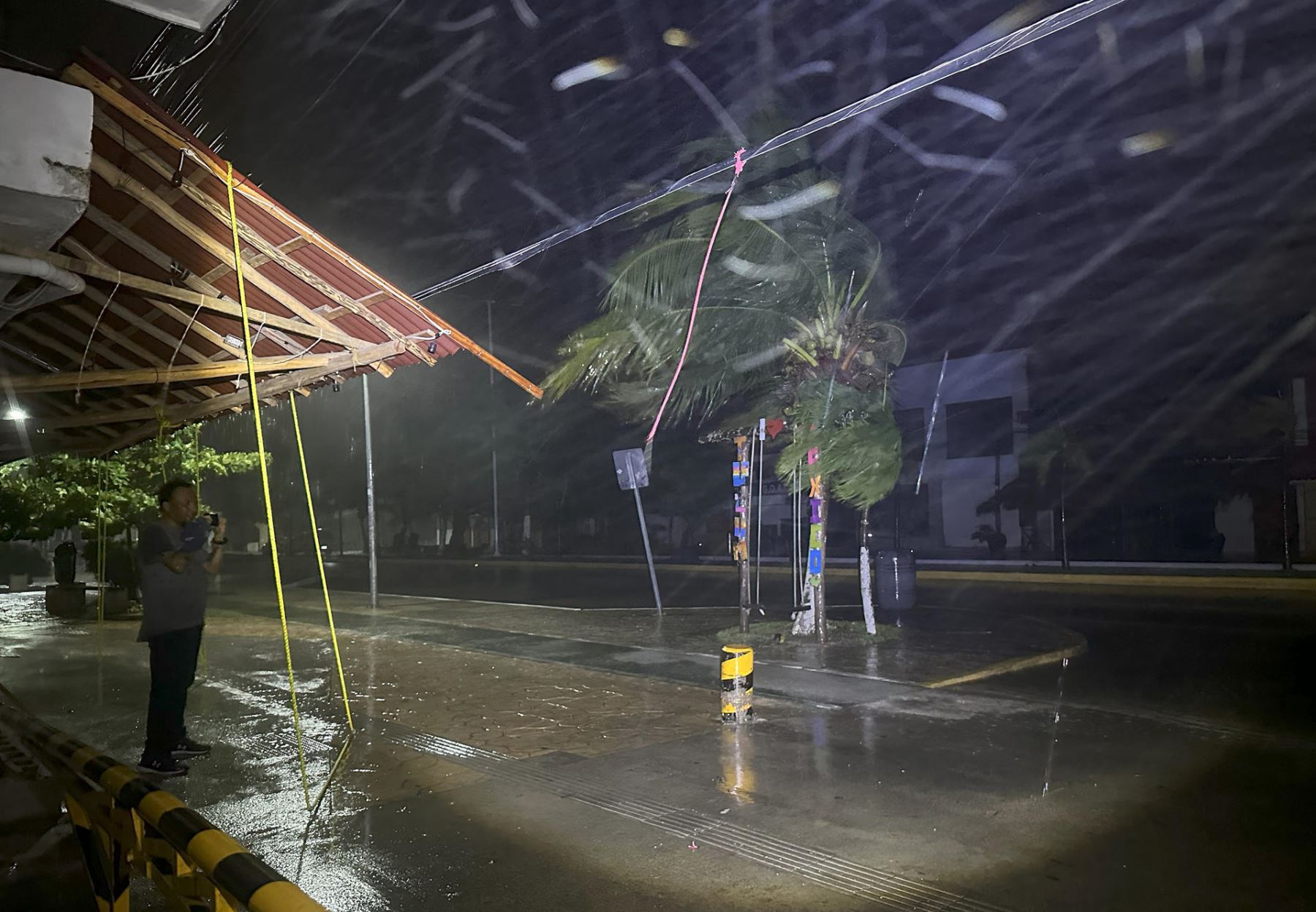 Lluvia durante la entrada del huracán Berly, este viernes al municipio de Felipe Carrillo Puerto en Quintana Roo (México). EFE